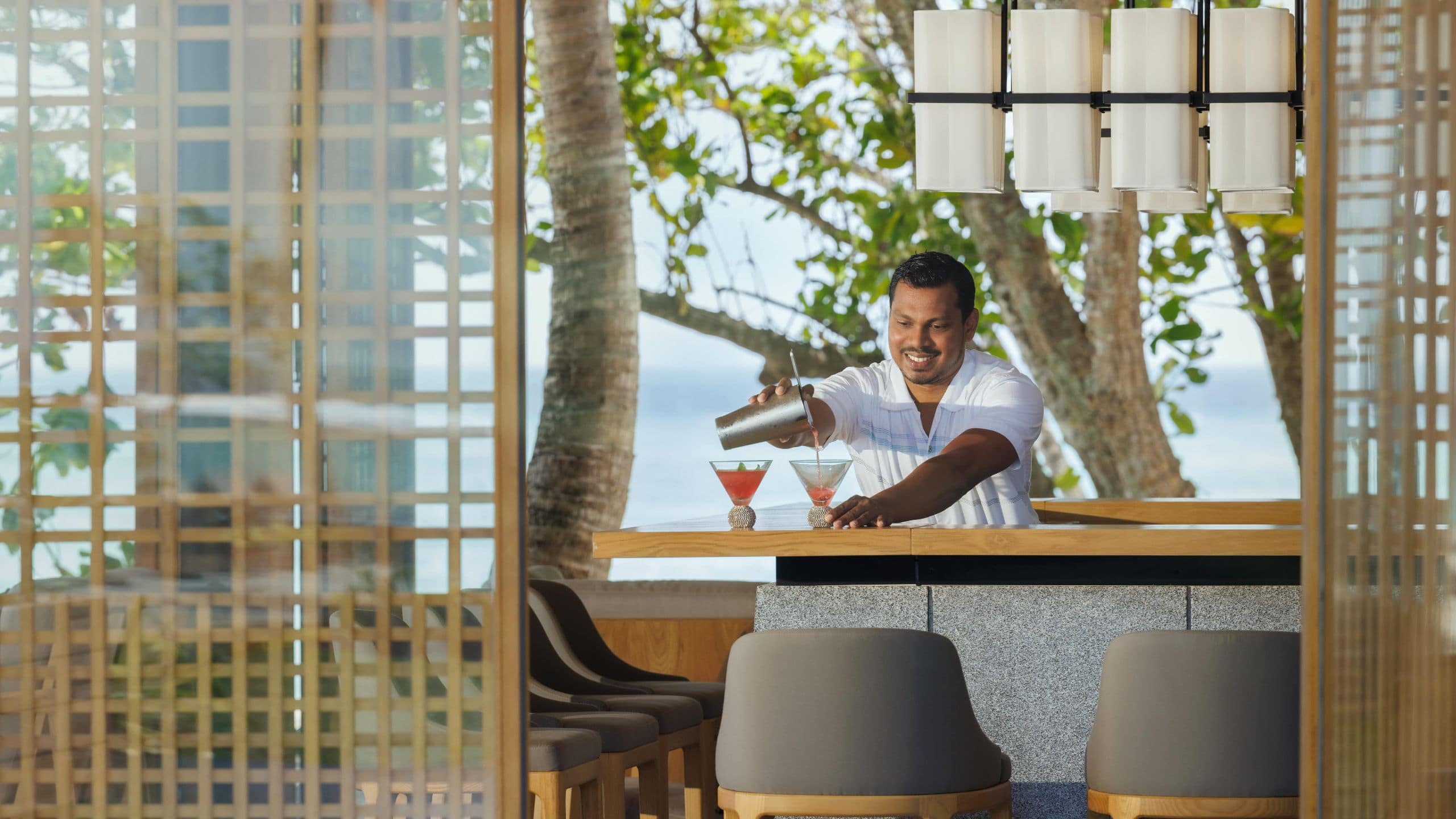 第 3，共 4 Alila Kothaifaru Maldives Mirus Bar Bartender Cocktails