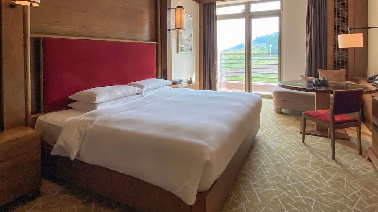 Mountain View King Bed