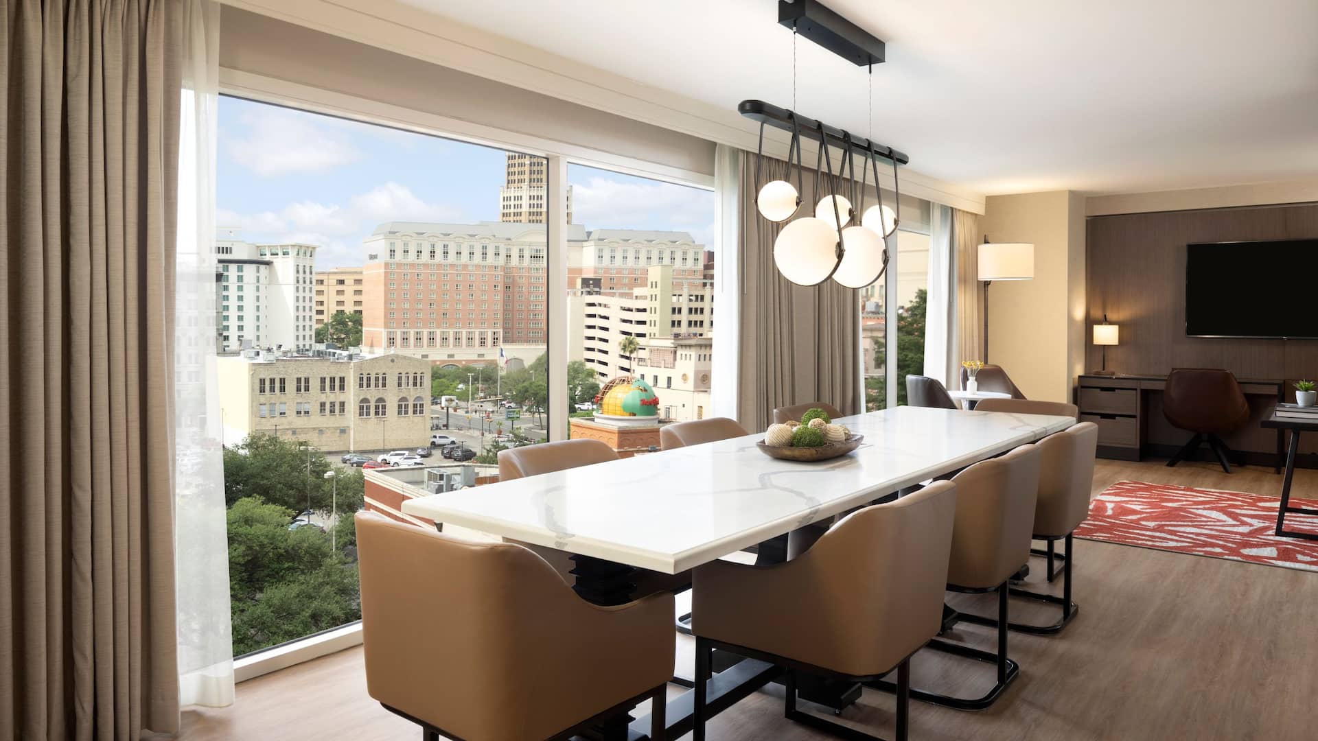 2 de 3 Hyatt Regency San Antonio Riverwalk Riverbend Suite Dining Room Table