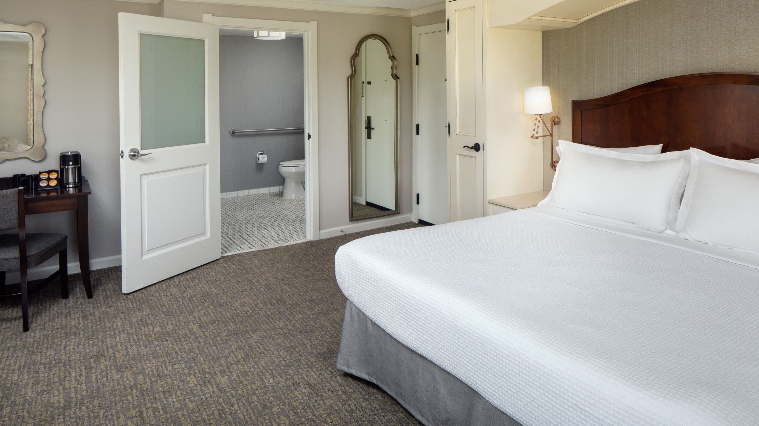 1 de 2 The Elms Hotel & Spa Ada King Bedroom