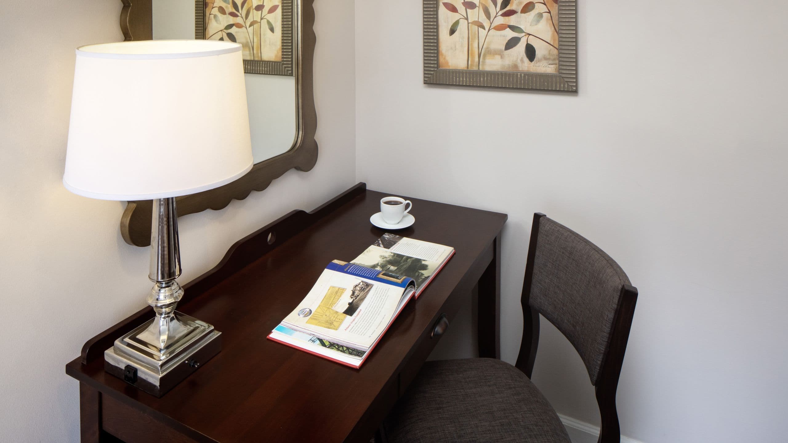 2 de 3 The Elms Hotel & Spa Guestroom Desk And Chair