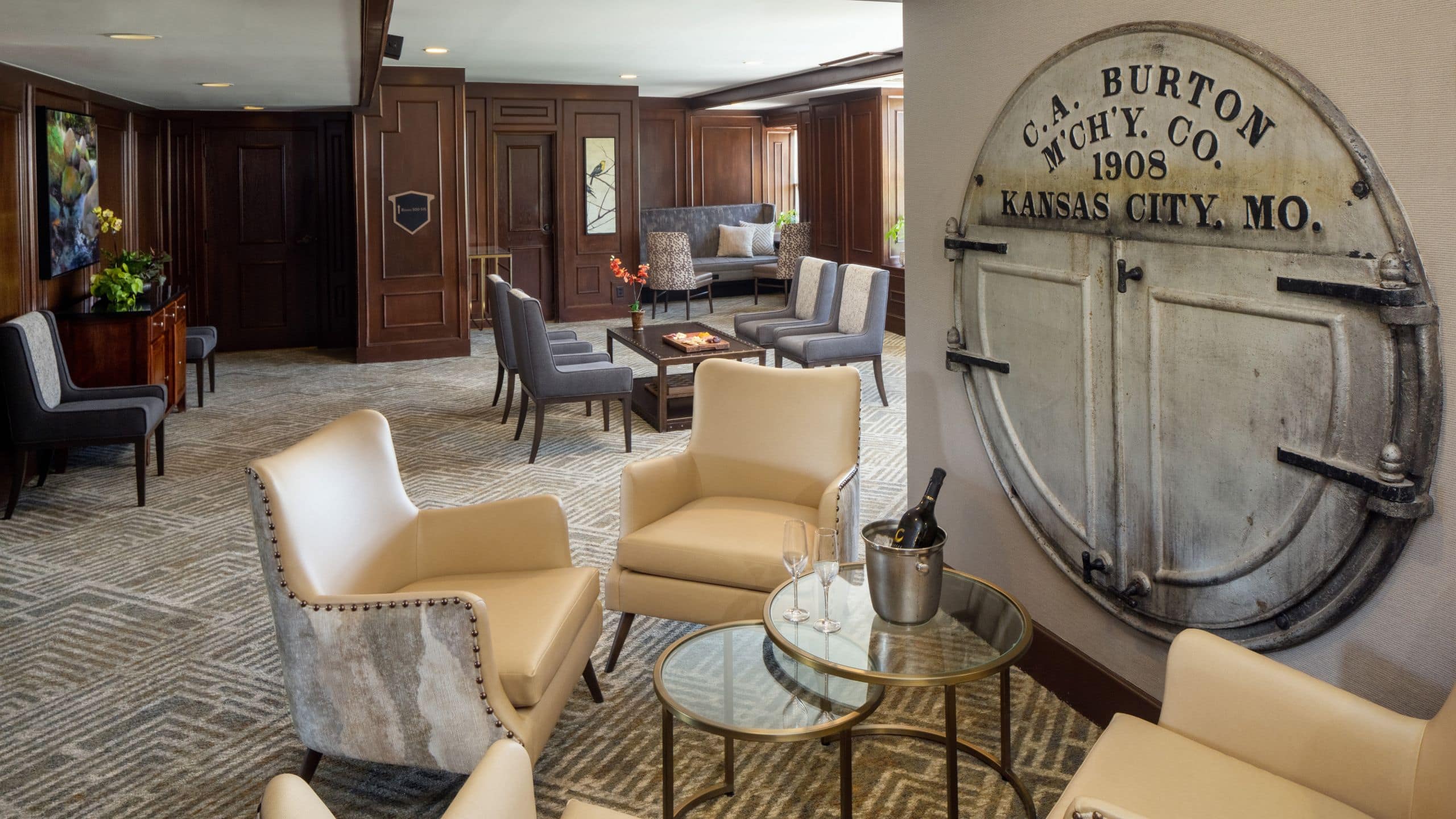 4 de 5 The Elms Hotel & Spa Royal Concierge Lounge Seating Area