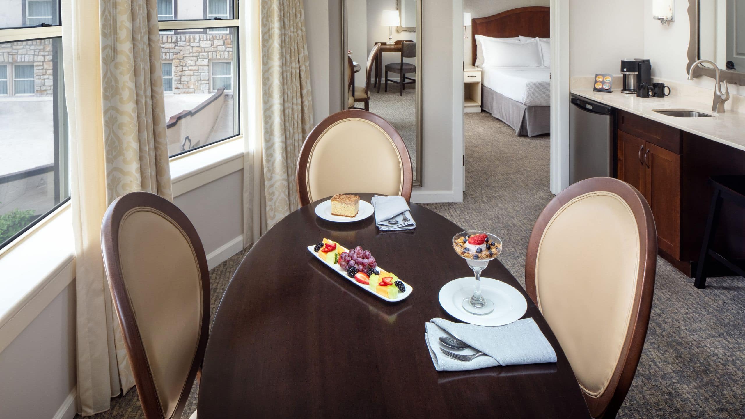3 de 4 The Elms Hotel & Spa Signature Suite Dining Area
