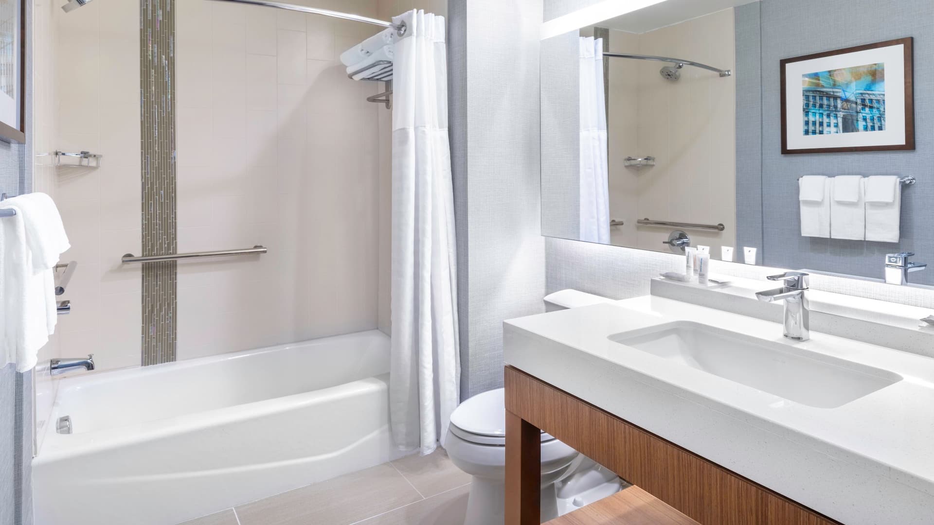 4/4 Hyatt Place Fort Worth / Alliance Town Center Queen Bathroom With Tub