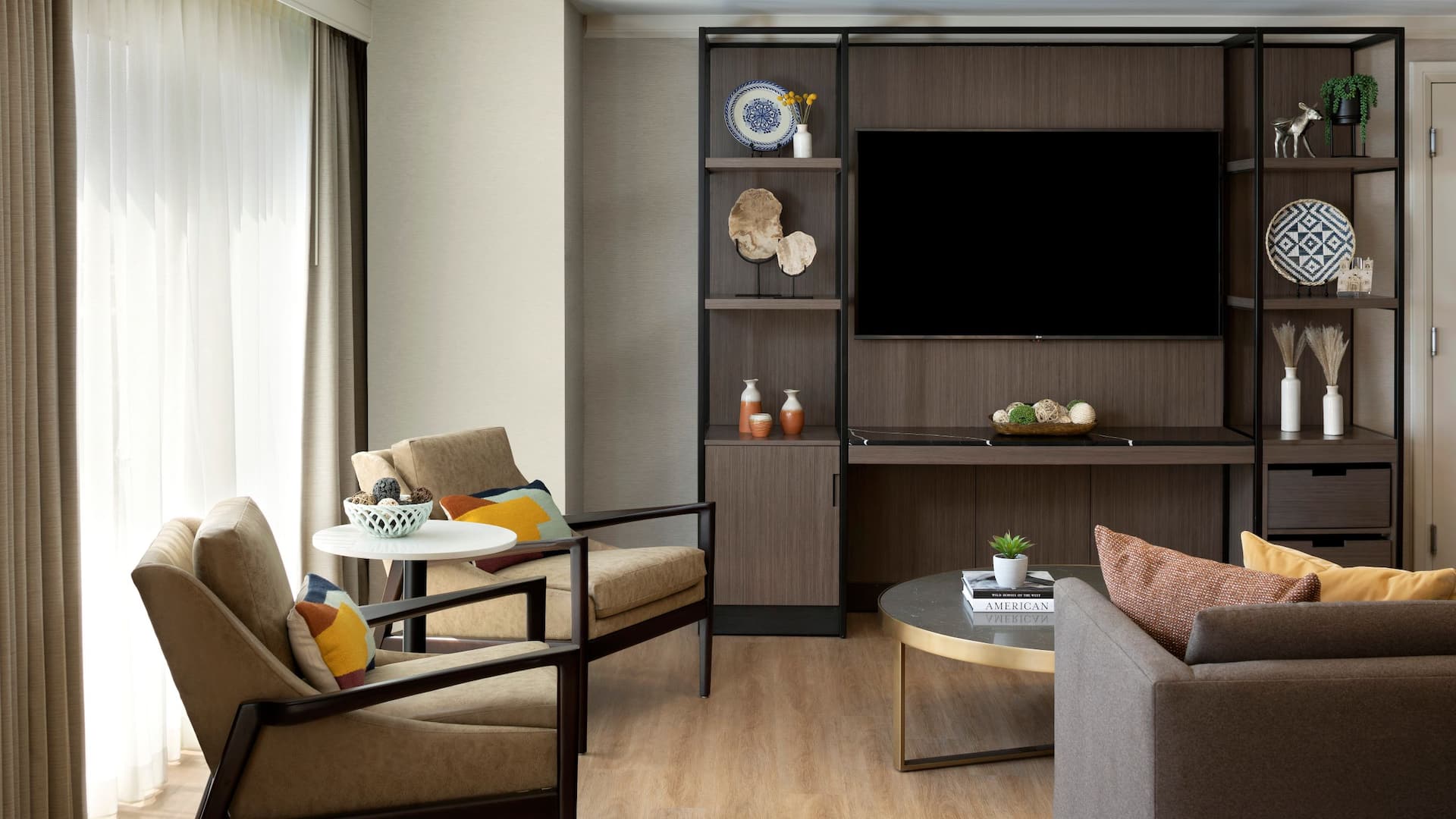 3 de 5 Hyatt Regency San Antonio Riverwalk Regency Suite Living Room Seating