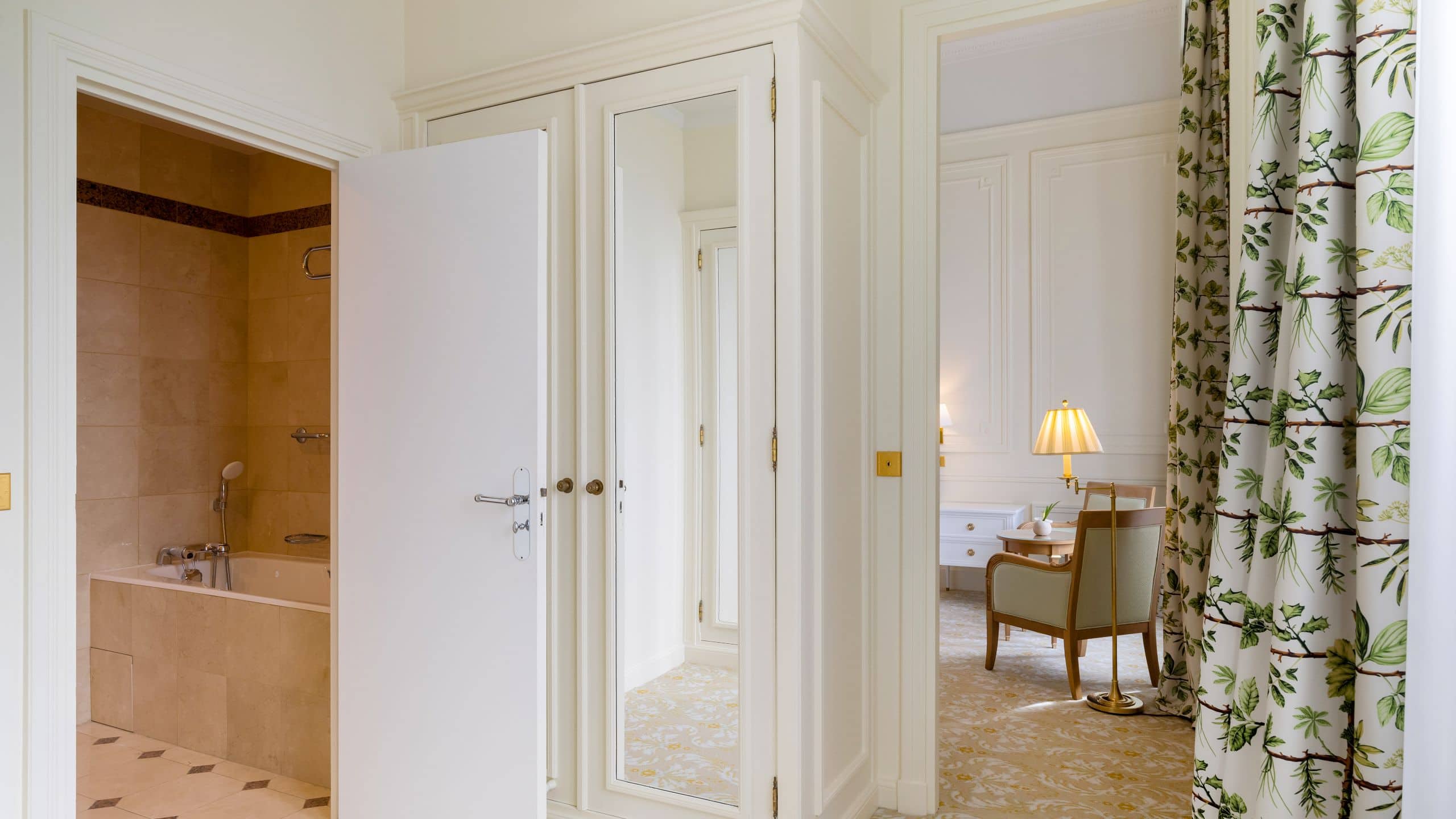 4/7 Hôtel du Palais Biarritz Classic Guestroom Bathroom