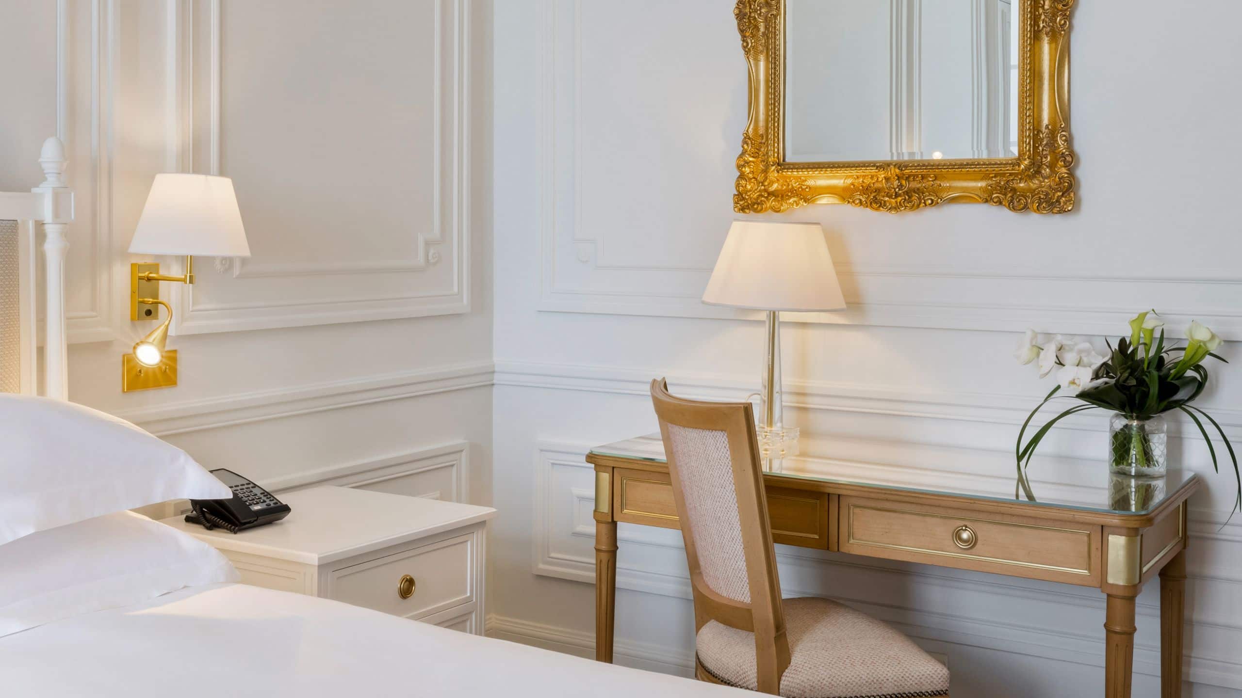 4/6 Hôtel du Palais Biarritz Classic Guestroom Desk