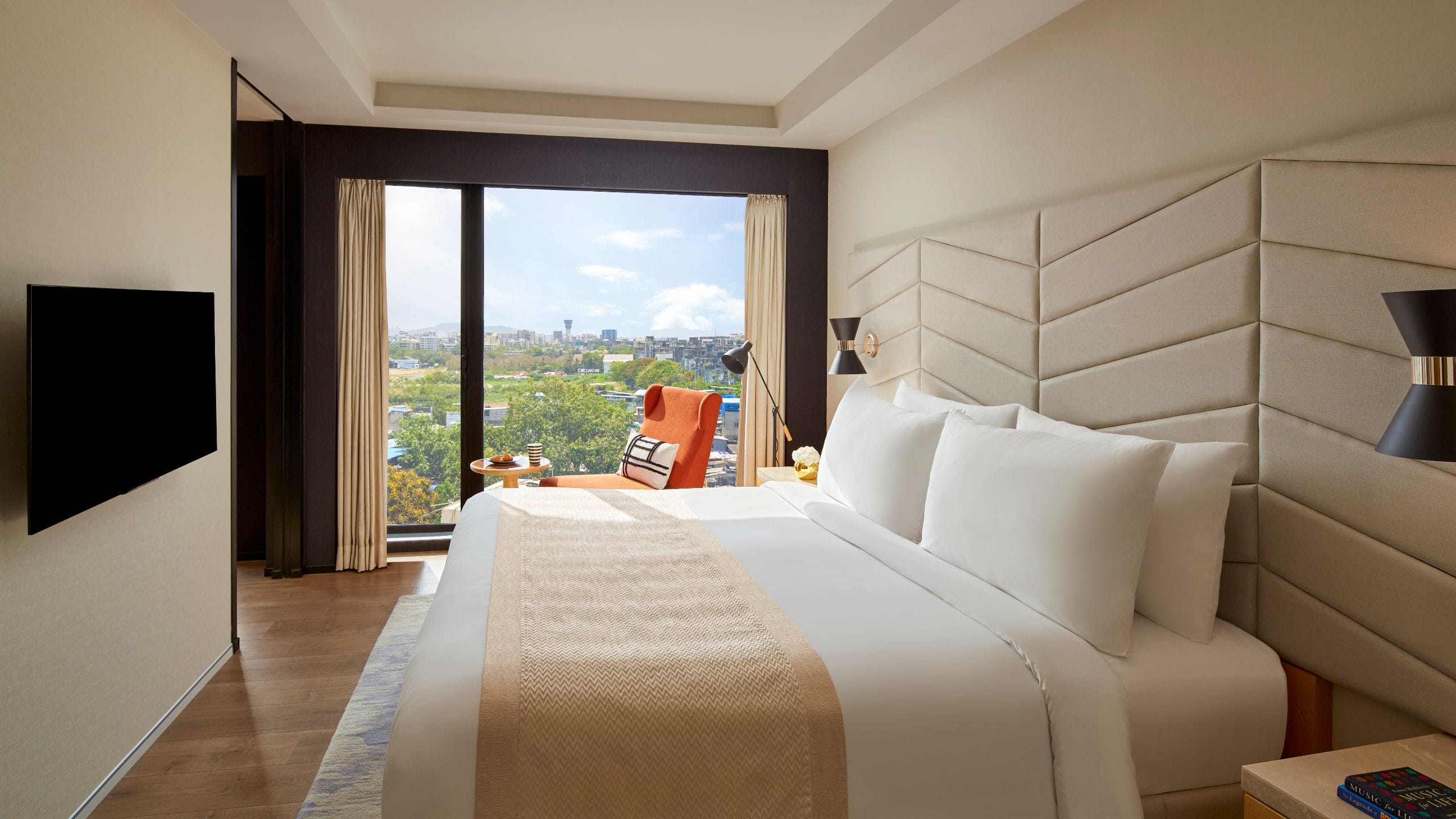 1 de 3 Hyatt Centric Juhu Mumbai Hyatt Centric Juhu Mumbai Centric Suite Bedroom