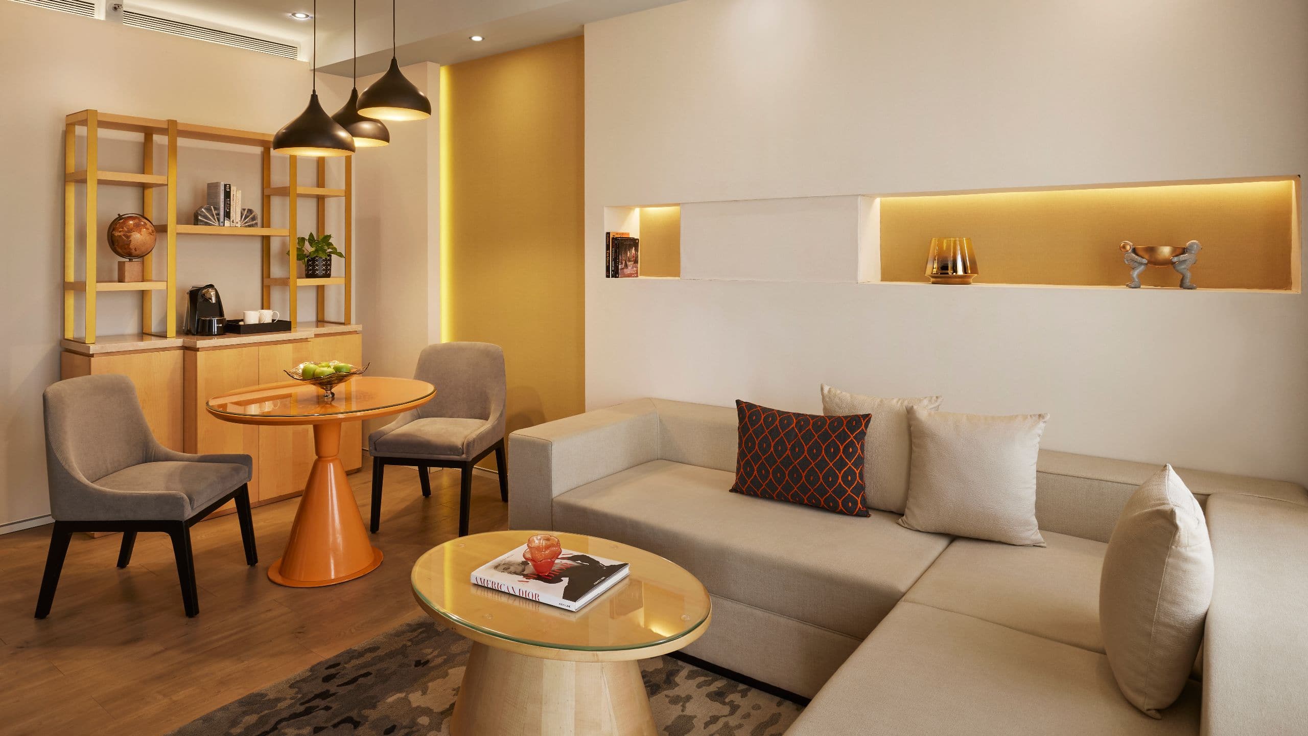 2 de 3 Hyatt Centric Juhu Mumbai Hyatt Centric Juhu Mumbai Centric Suite Living Room