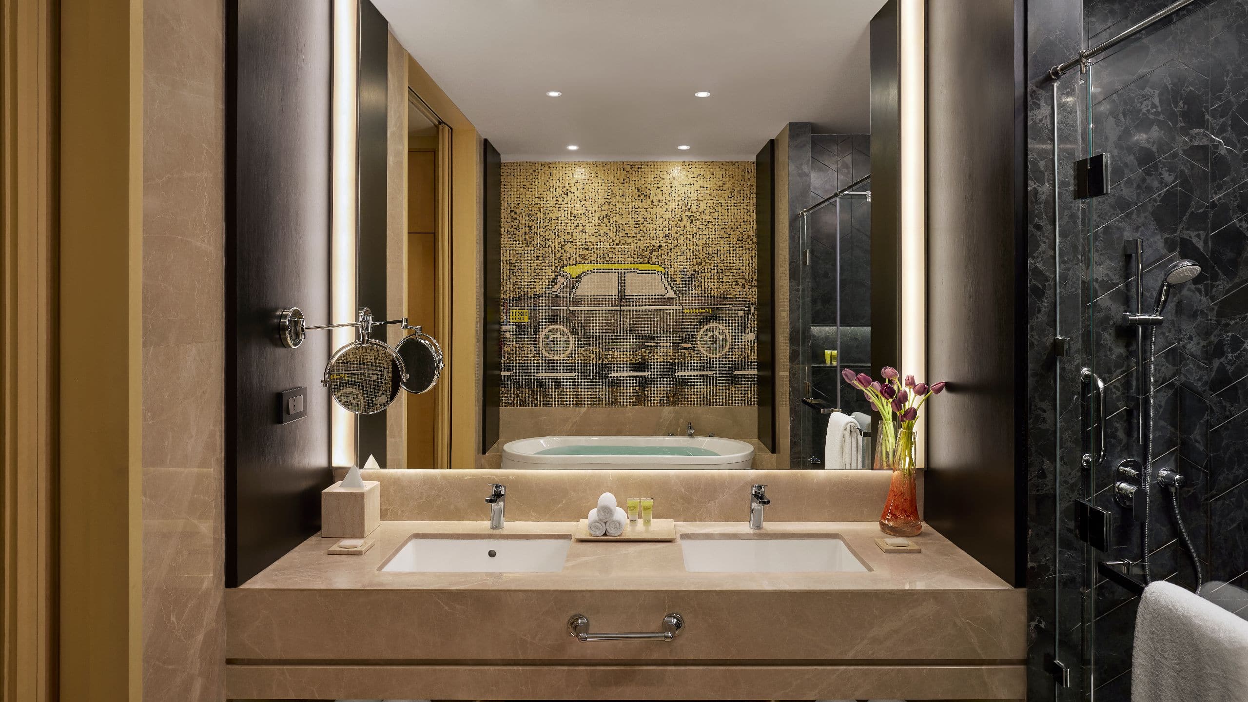 4 de 4 Hyatt Centric Juhu Mumbai Presidential Suite Bathroom