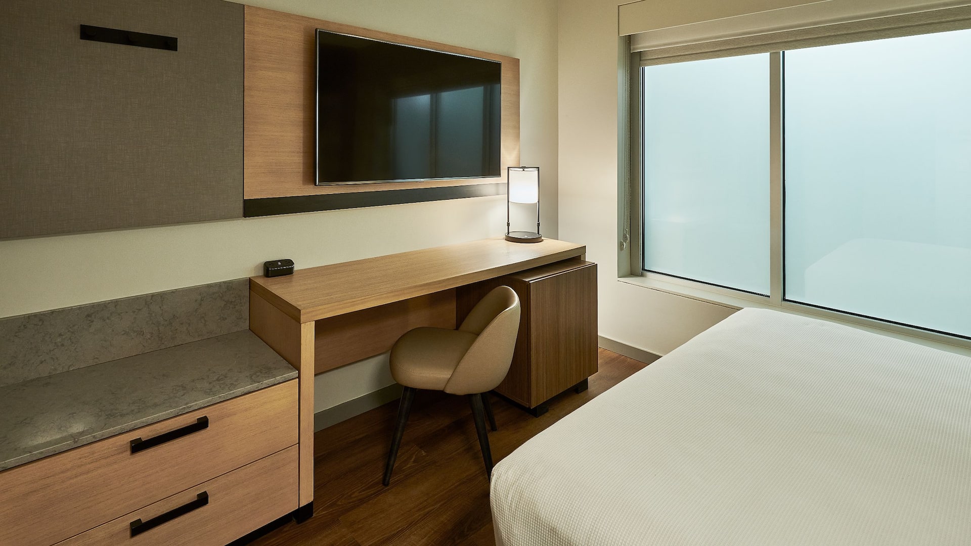 1/1 Hyatt Place HP_Pxxxx Guestroom Desk And Television