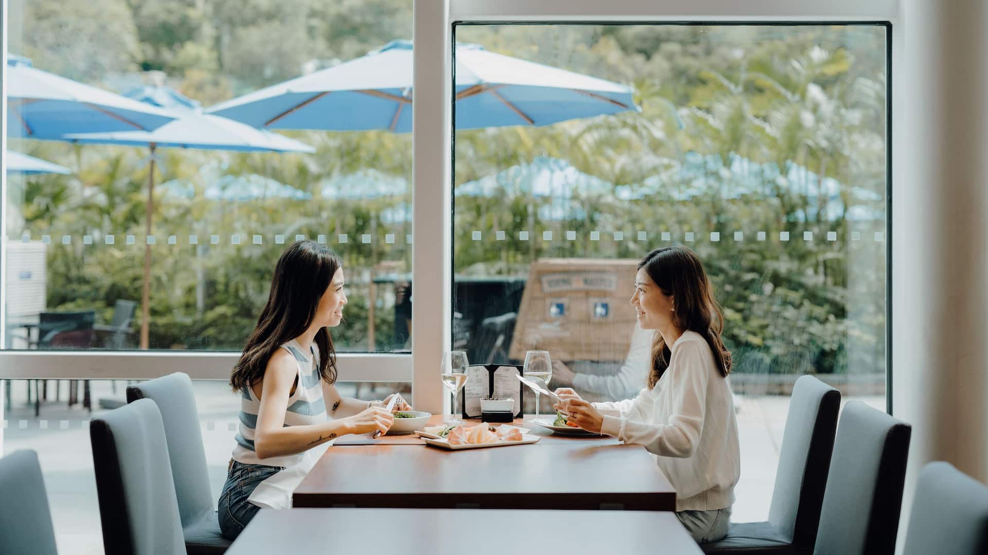 第 1,共 1 Hyatt Regency Hong Kong, Sha Tin Woman Dining Cafe