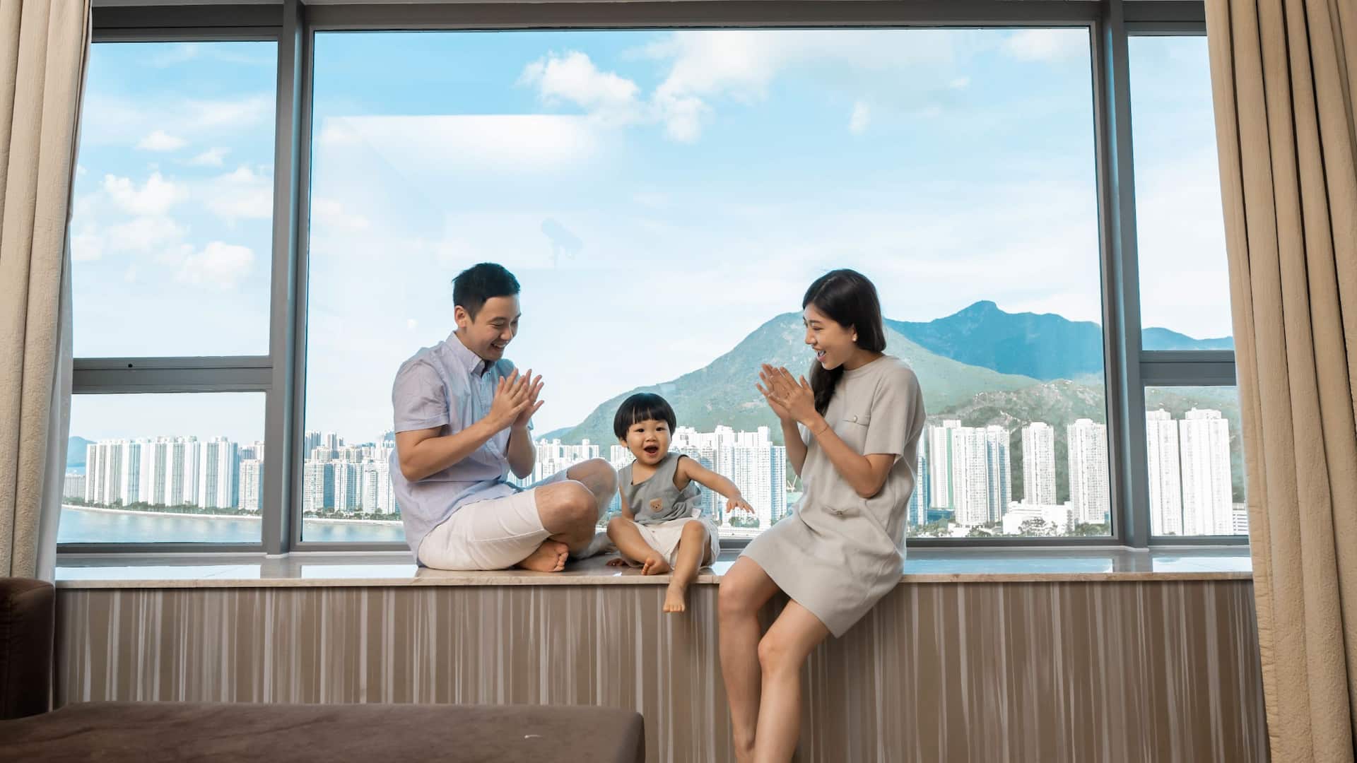 Hyatt Regency Hong Kong, Sha Tin Family Clapping Hands Harbour View