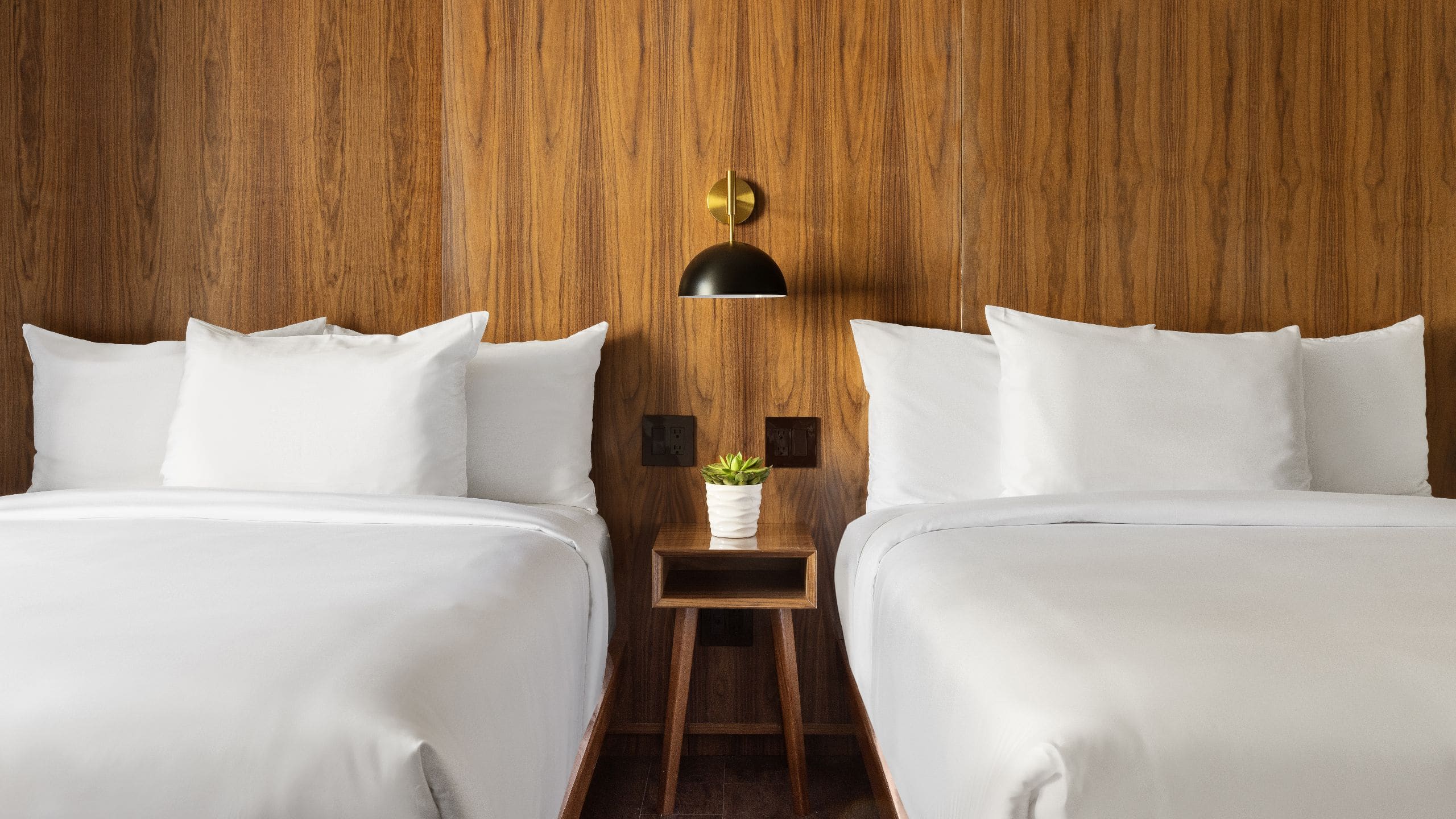 2 de 3 The Grayson City View Double Room Bedside