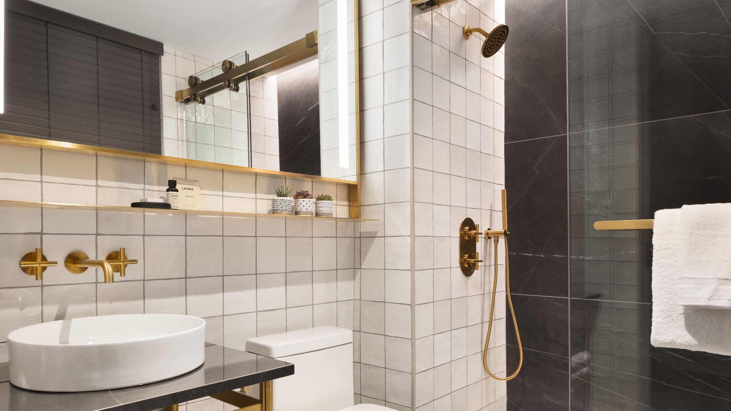 3 de 3 The Grayson Empire King Bathroom