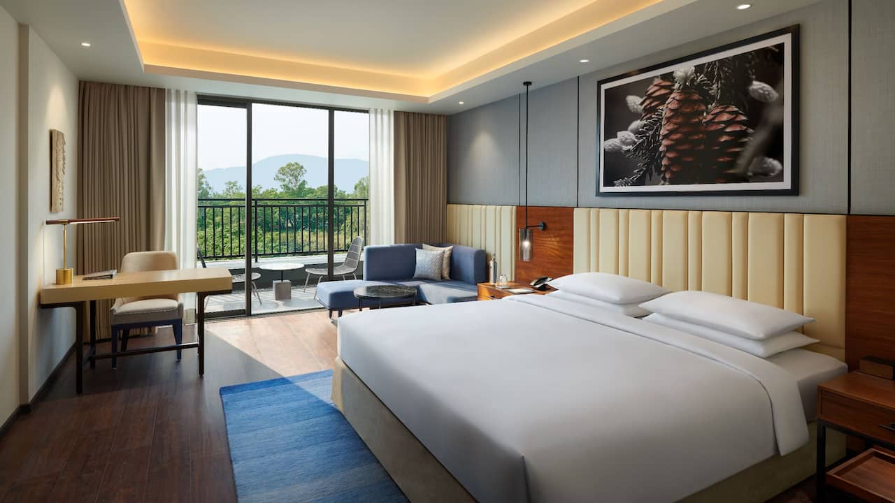 Club Guestroom Bed Seating