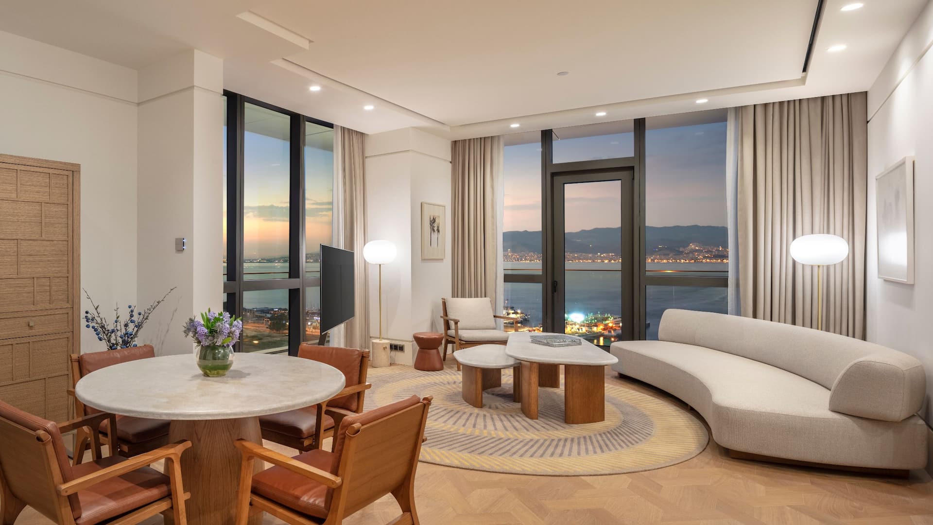 2/12 Hyatt Regency İzmir İstinyePark Regency Suite Living Room