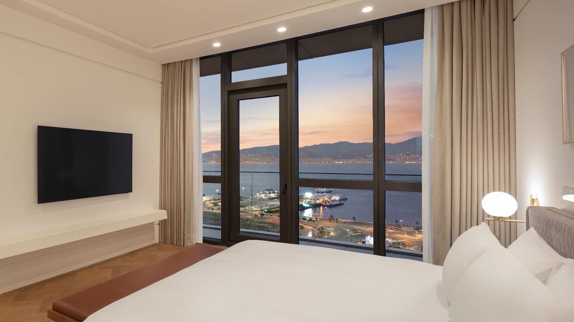 1/12 Hyatt Regency İzmir İstinyePark Regency Guestroom Sea View