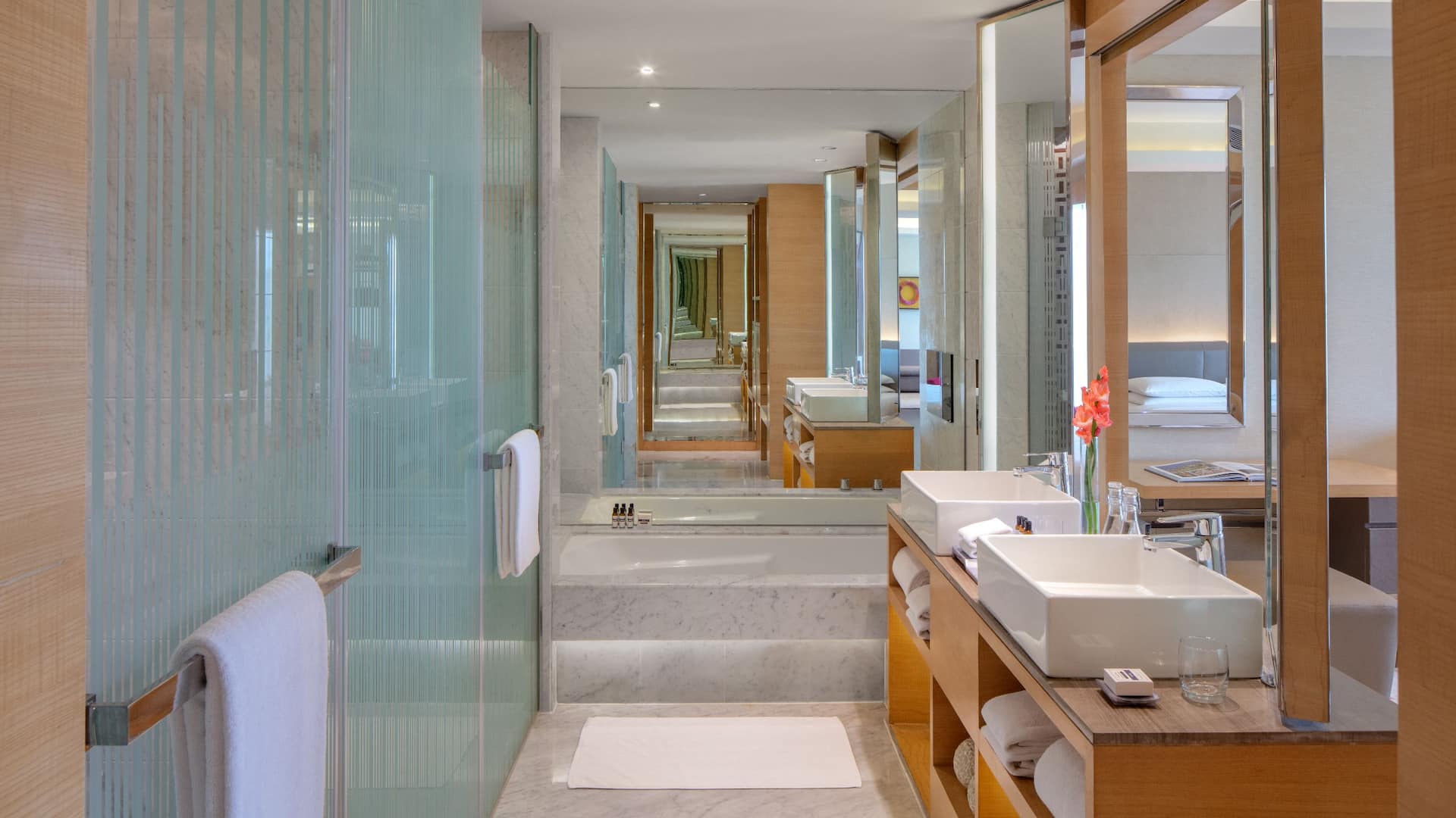 5 von 5 Hyatt Regency Chandigarh Suite Bathroom