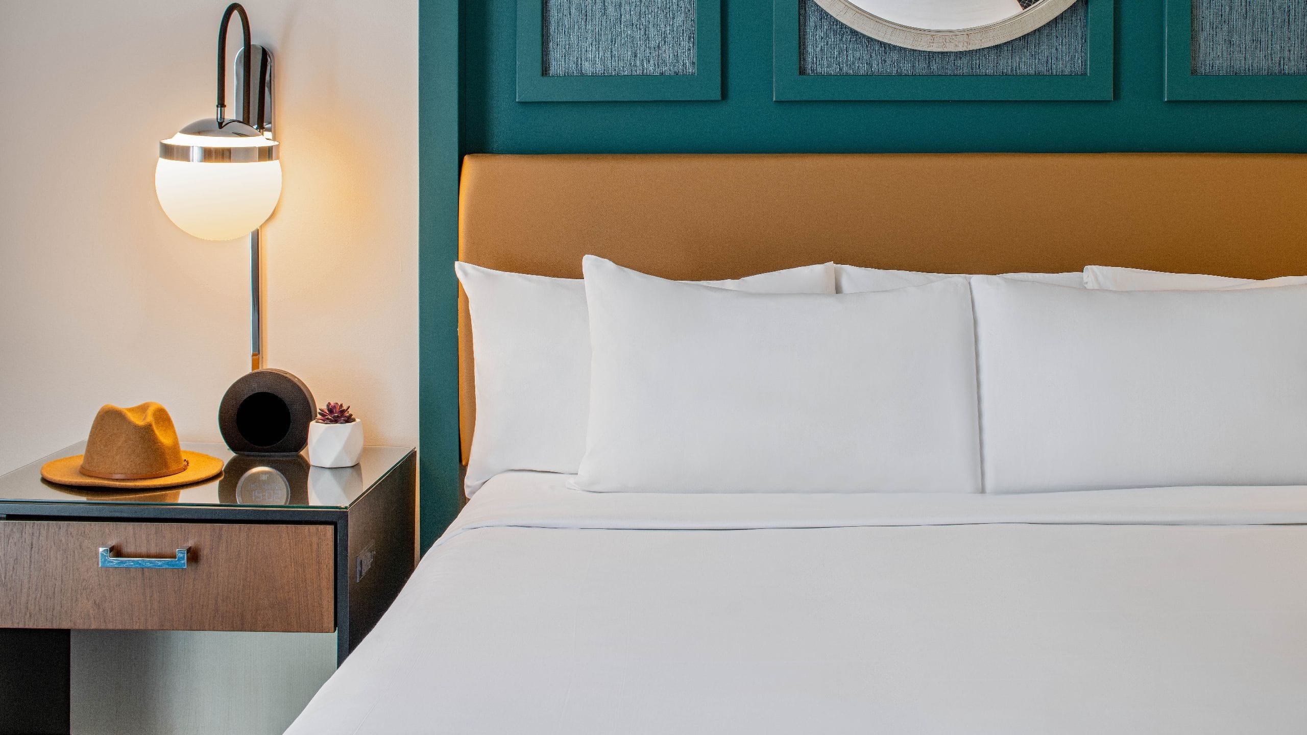 第 2，共 4 Hyatt Centric French Quarter New Orleans One King Nightstand Details