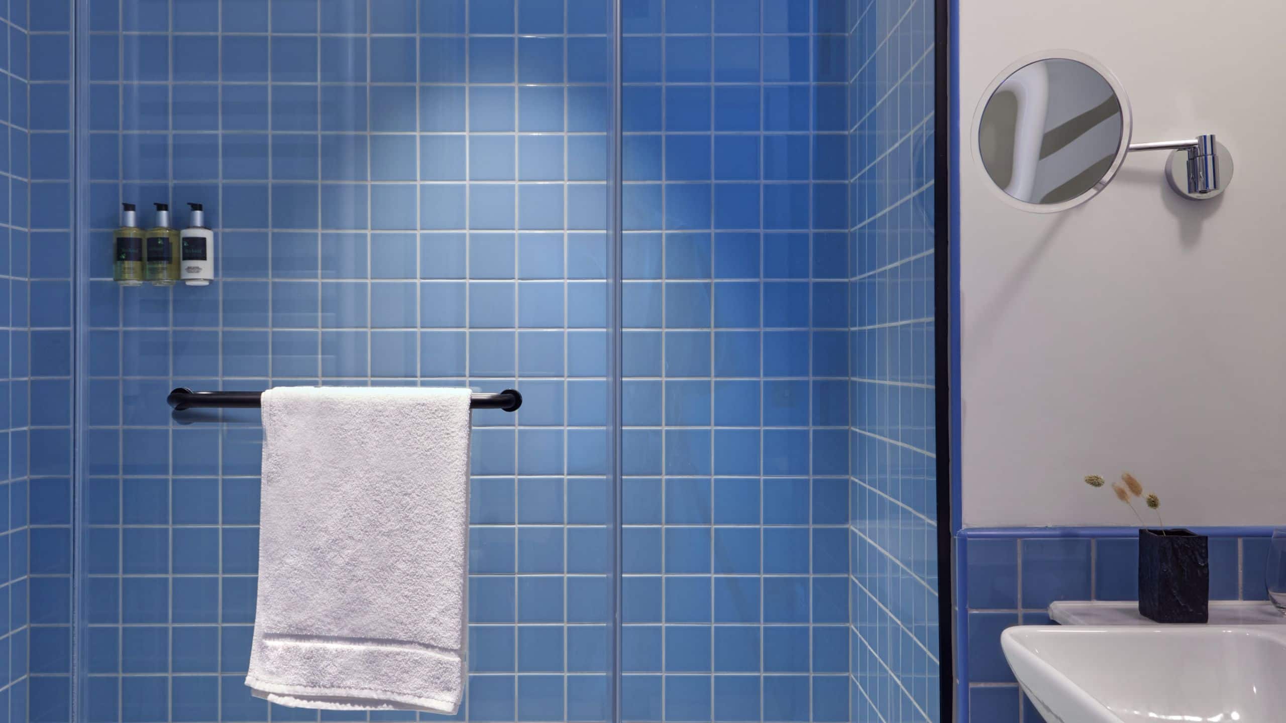 4 von 5 Hyatt Centric Cambridge King Room Bathroom