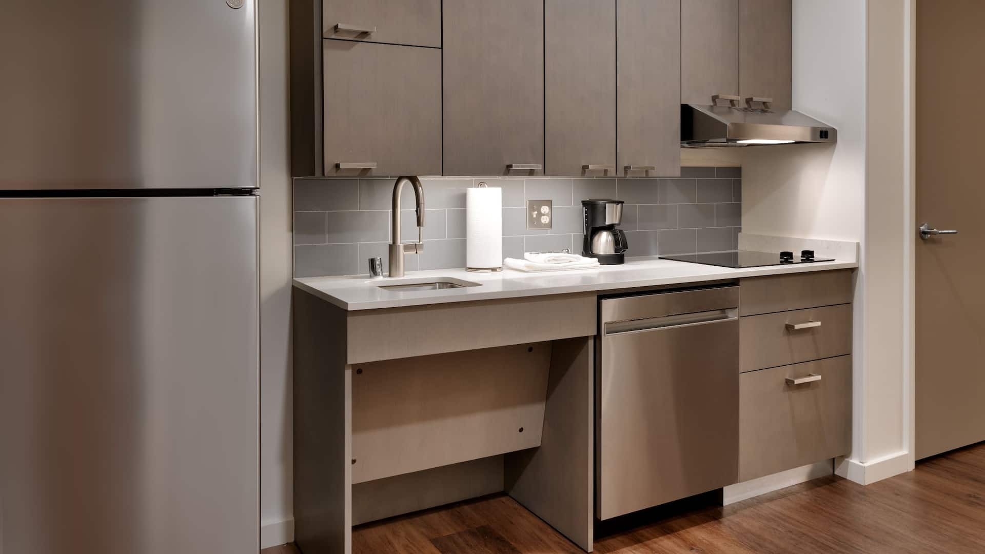 7 von 7 Hyatt House Rochester / Mayo Clinic Area Ada One Bedroom Kitchen