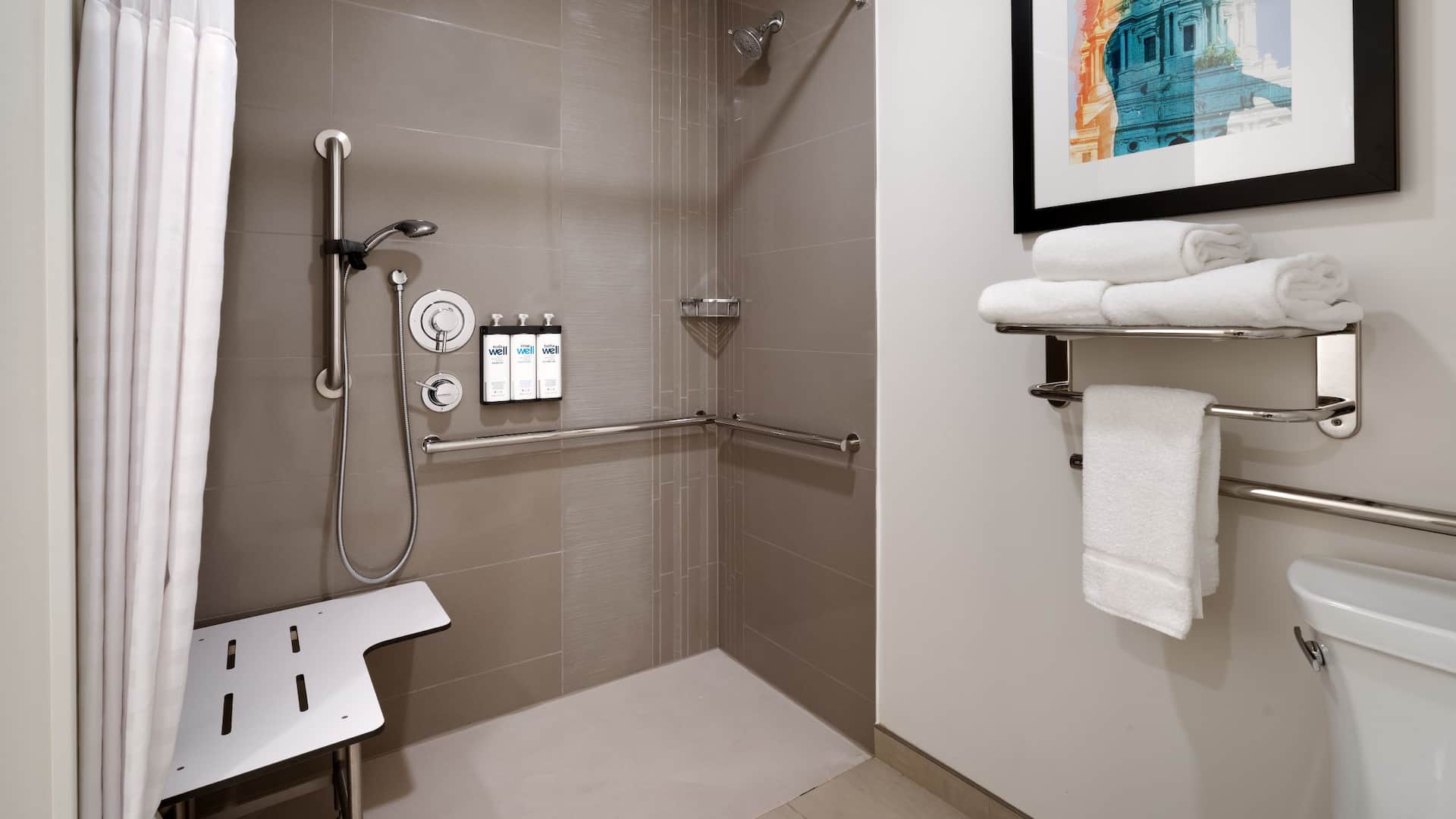 3 von 4 Hyatt House Rochester / Mayo Clinic Area Ada Roll In Shower