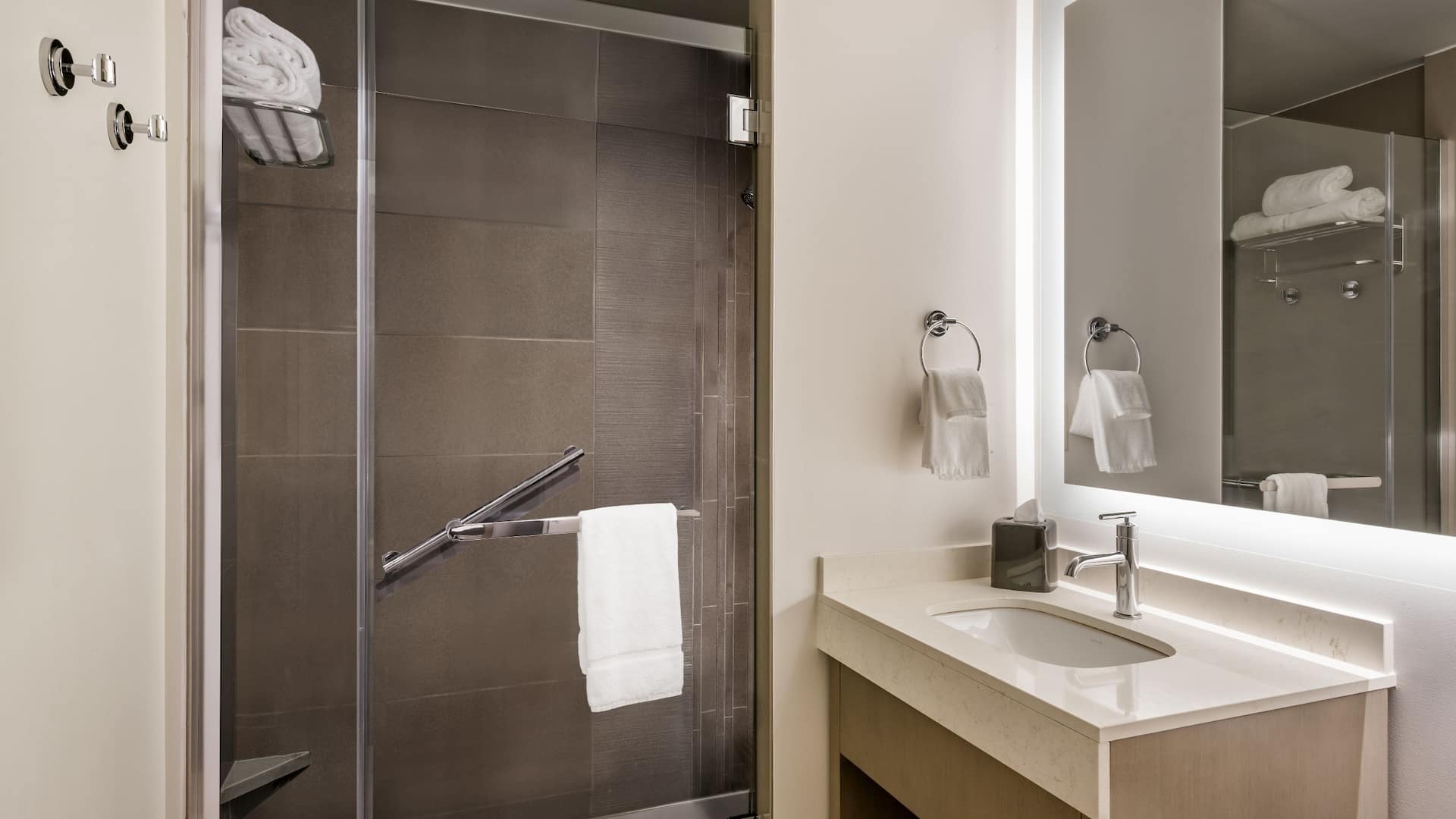 1 von 3 Hyatt House Rochester / Mayo Clinic Area Bathroom With Shower Hinged Door