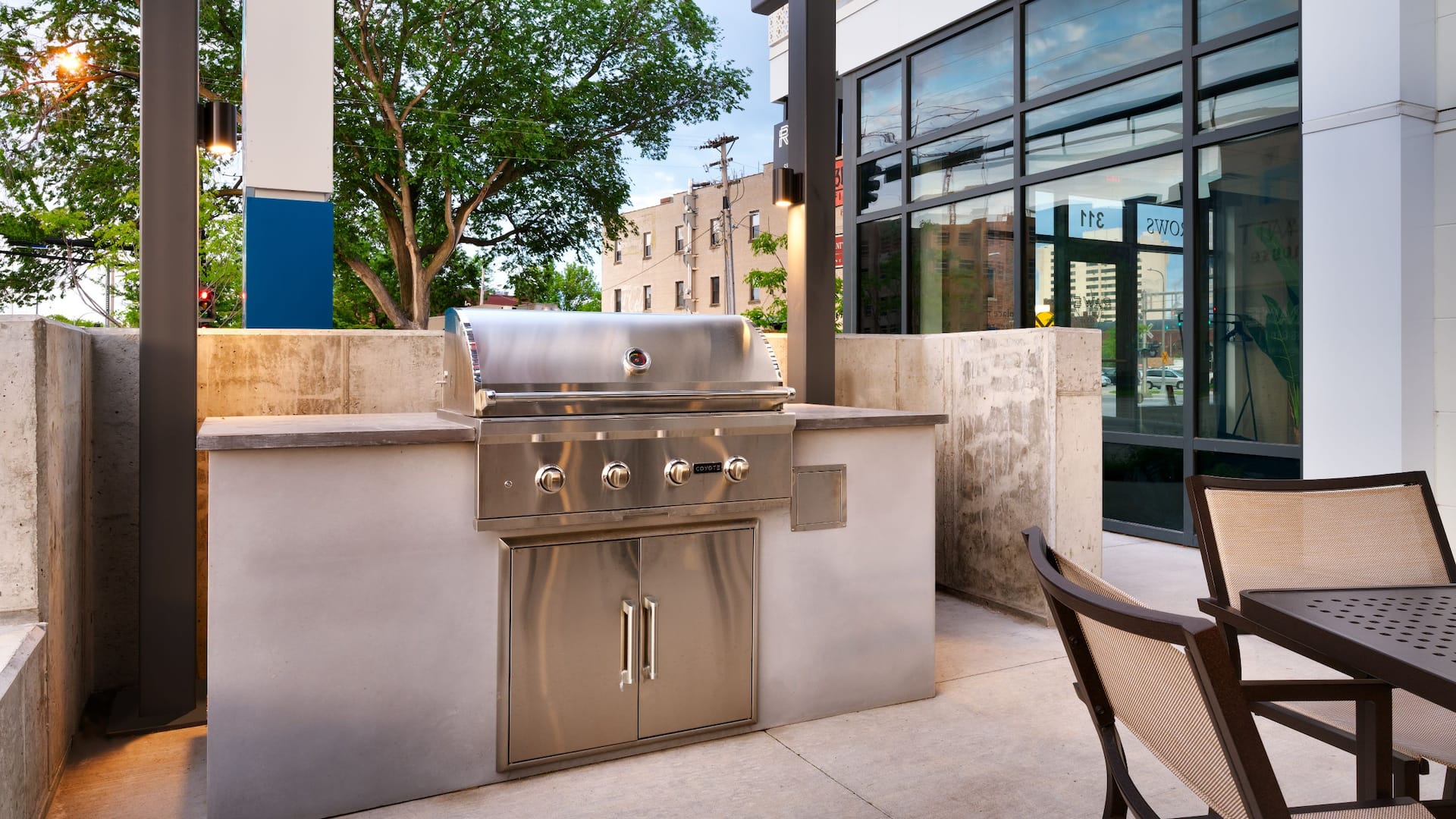 Hyatt House Rochester / Mayo Clinic Area Front Patio Grill