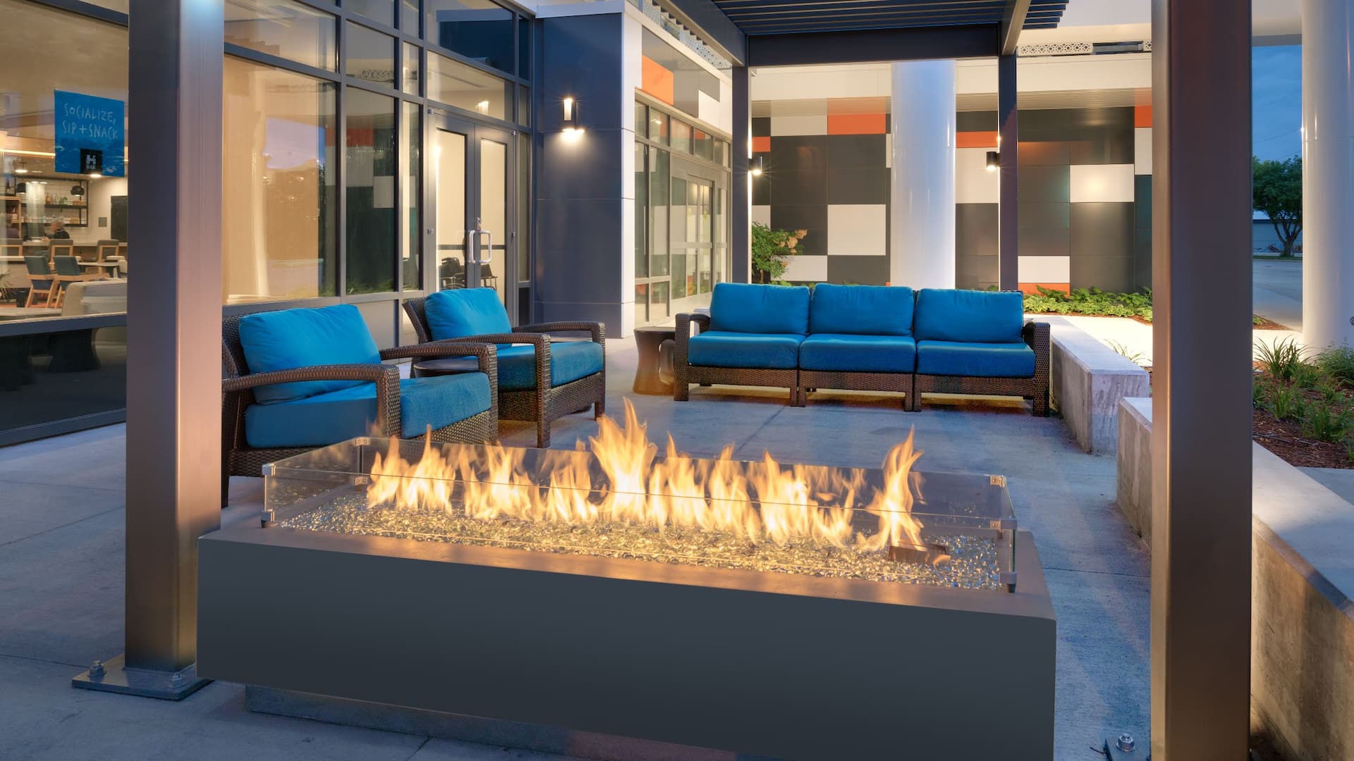 Hyatt House Rochester / Mayo Clinic Area Front Patio Firepit