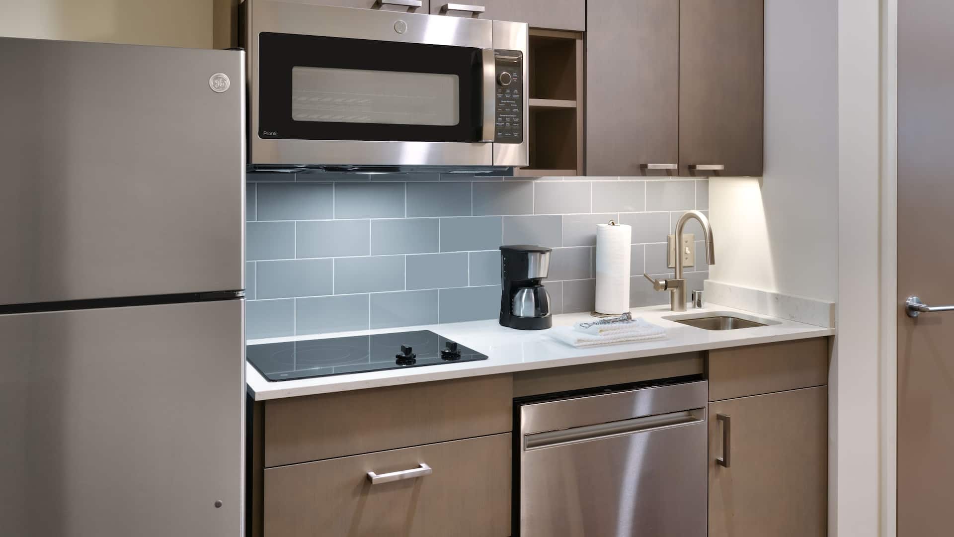 Hyatt House Rochester / Mayo Clinic Area One Bedroom Suite Kitchen