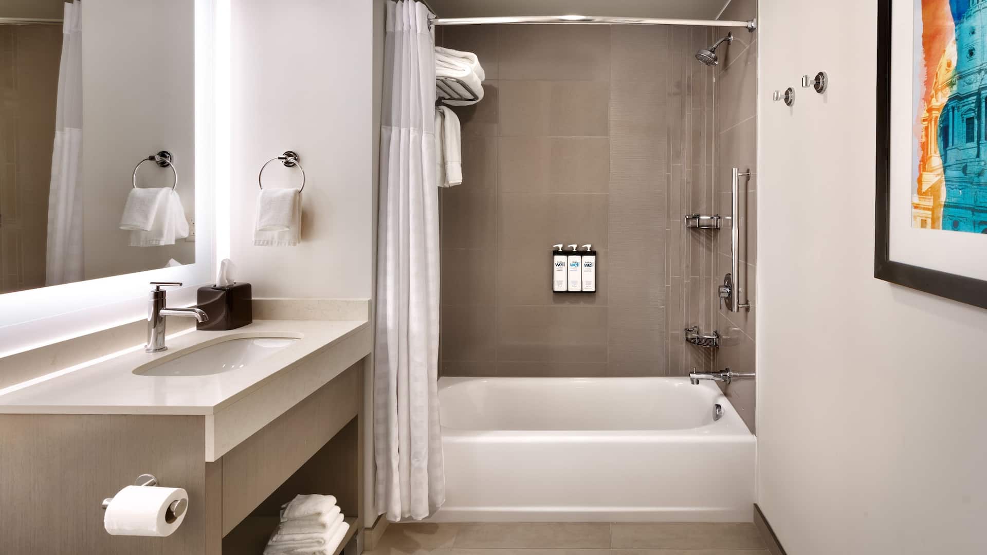 2 von 3 Hyatt House Rochester / Mayo Clinic Area Two Queen Den Bathroom Bathtub