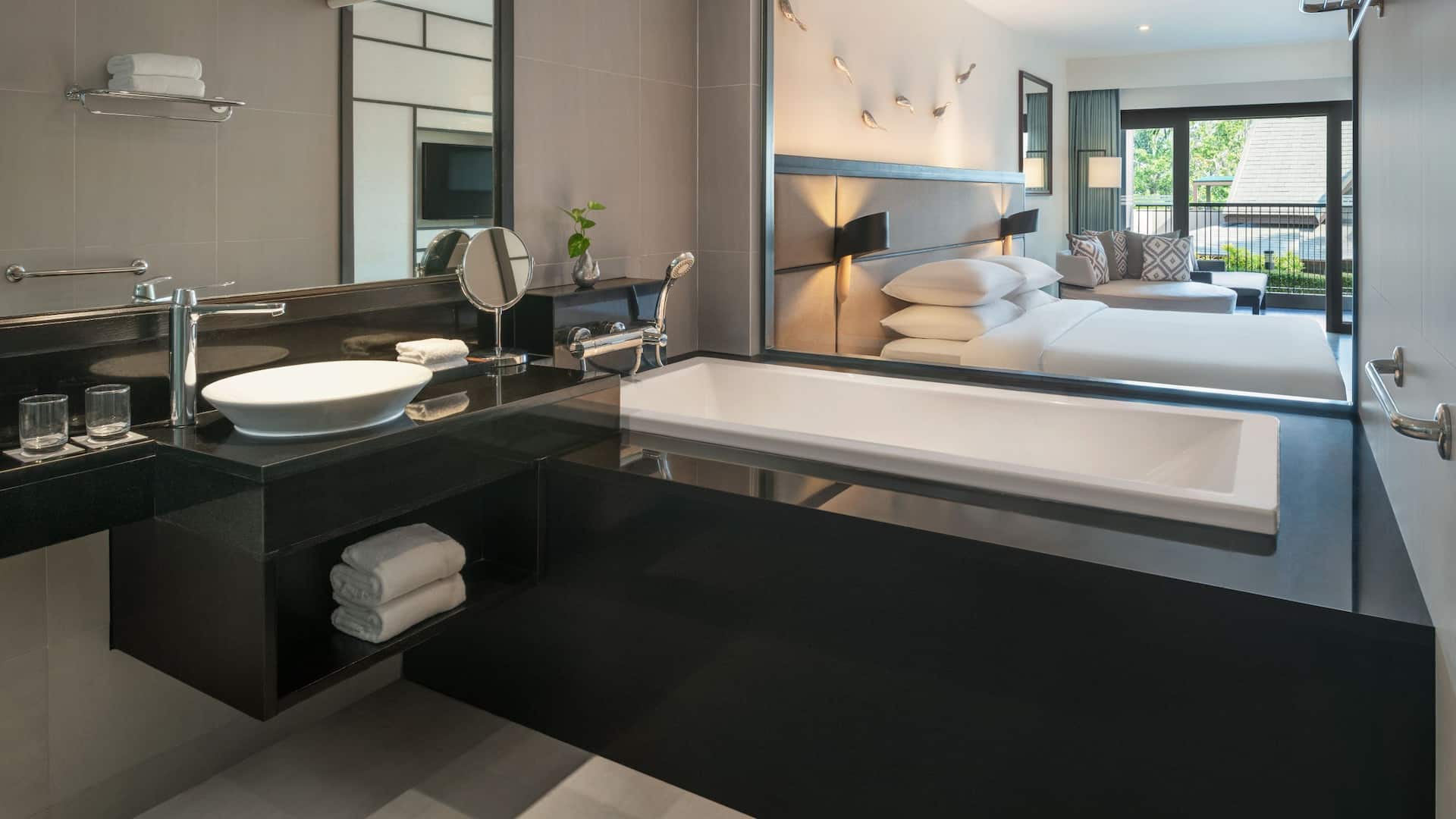 3 จาก 5 Hyatt Regency Phuket Resort King Bed Garden View Bathroom Bathtub