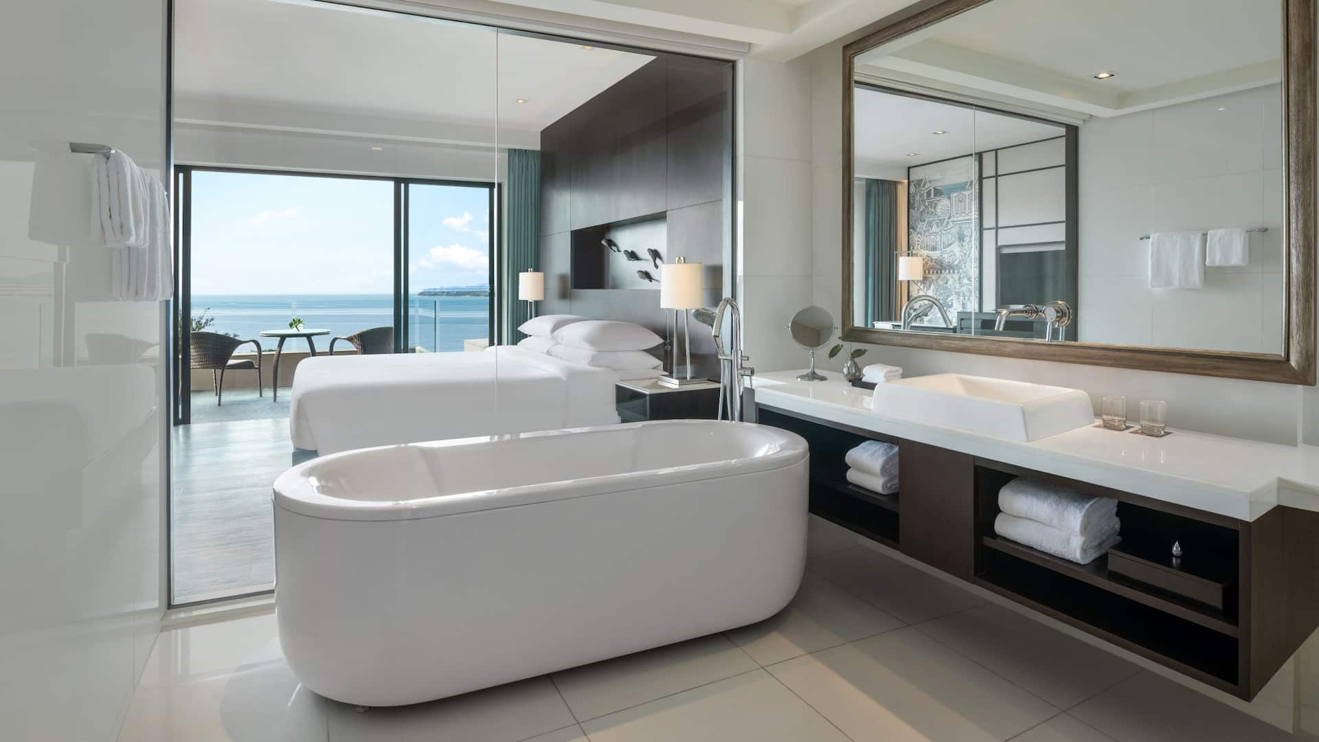 3 จาก 5 Hyatt Regency Phuket Resort King Bed Ocean View Bathroom
