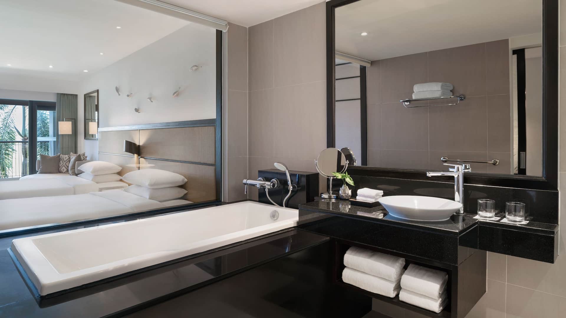 3 จาก 5 Hyatt Regency Phuket Resort Twin Bed Garden View Bathroom
