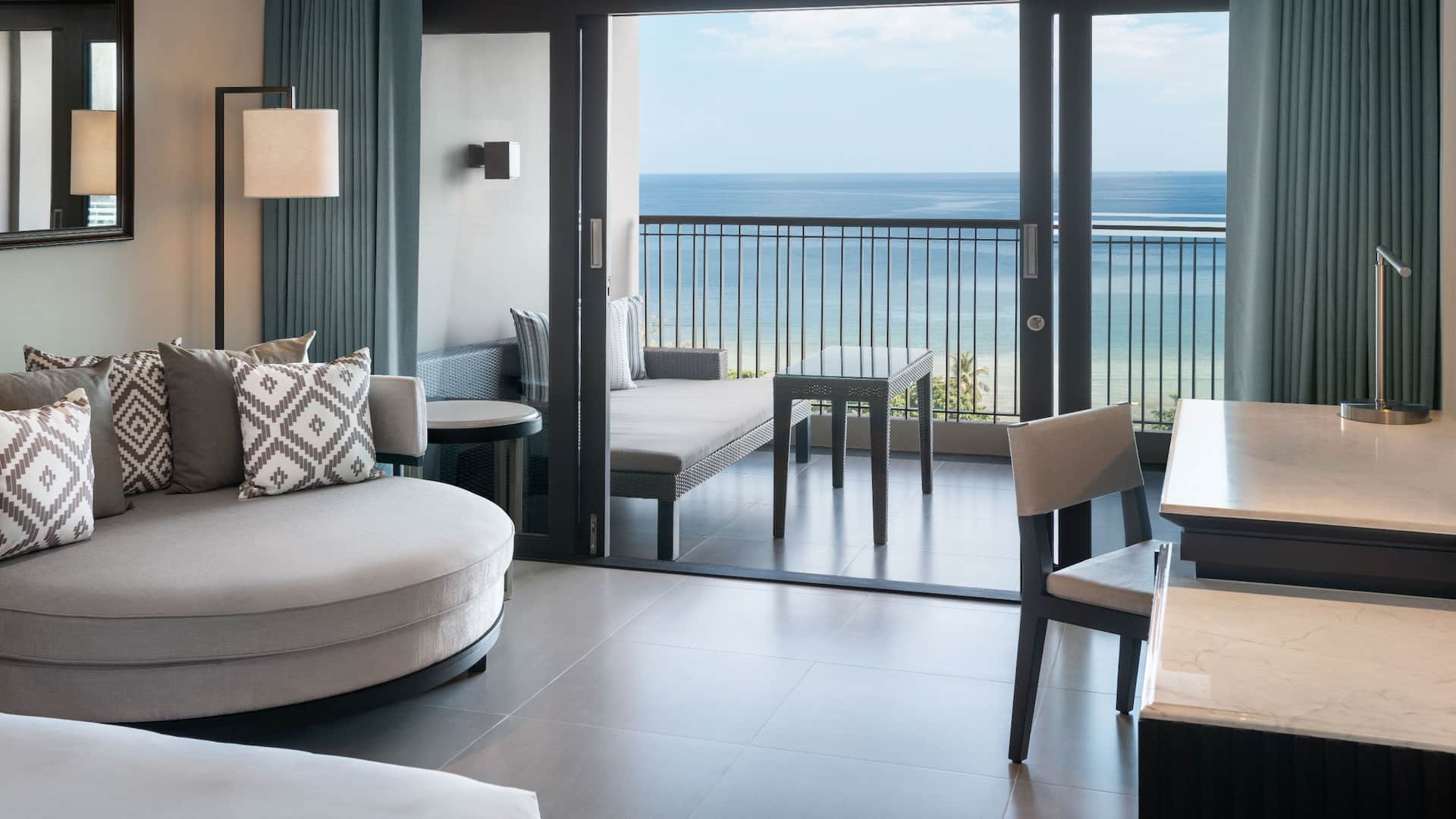 3 จาก 5 Hyatt Regency Phuket Resort Twin Bed Ocean View Terrace Living Area