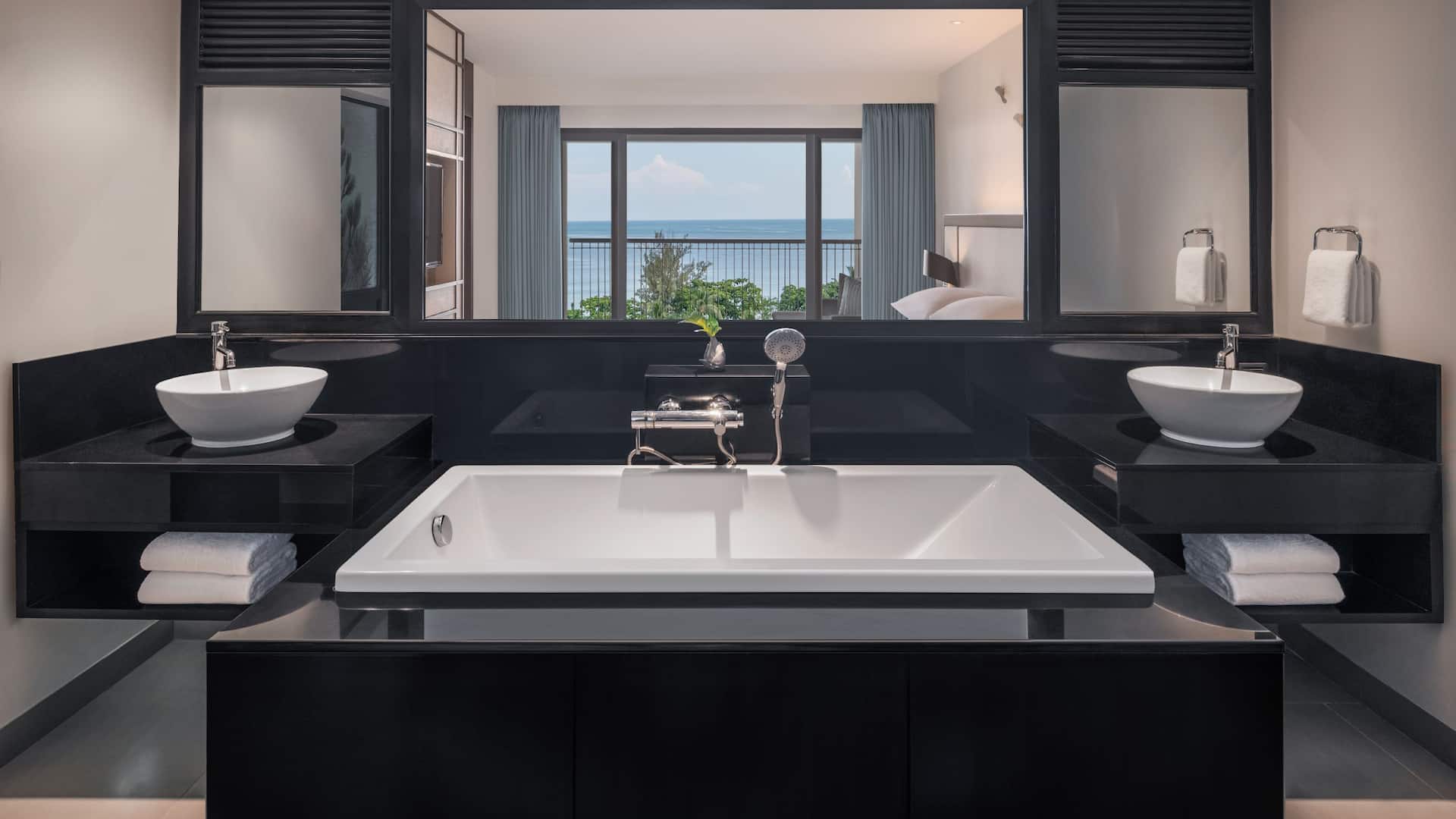 4 จาก 5 Hyatt Regency Phuket Resort Two Bedroom Regency Suite Bathroom