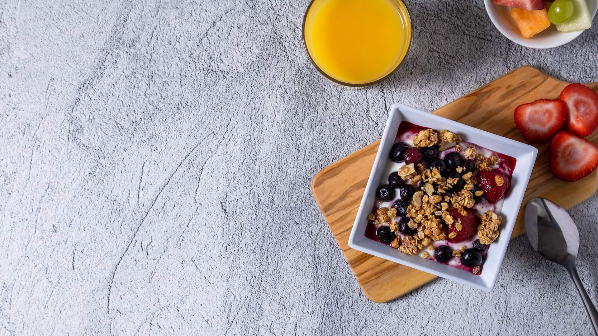 Granola and fruit spread