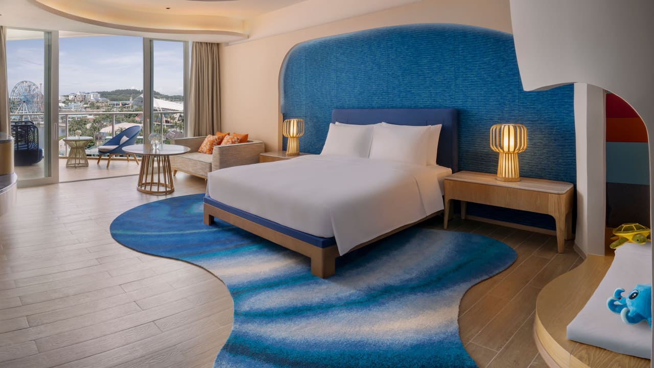 1 King Bed Family With Theme Park View