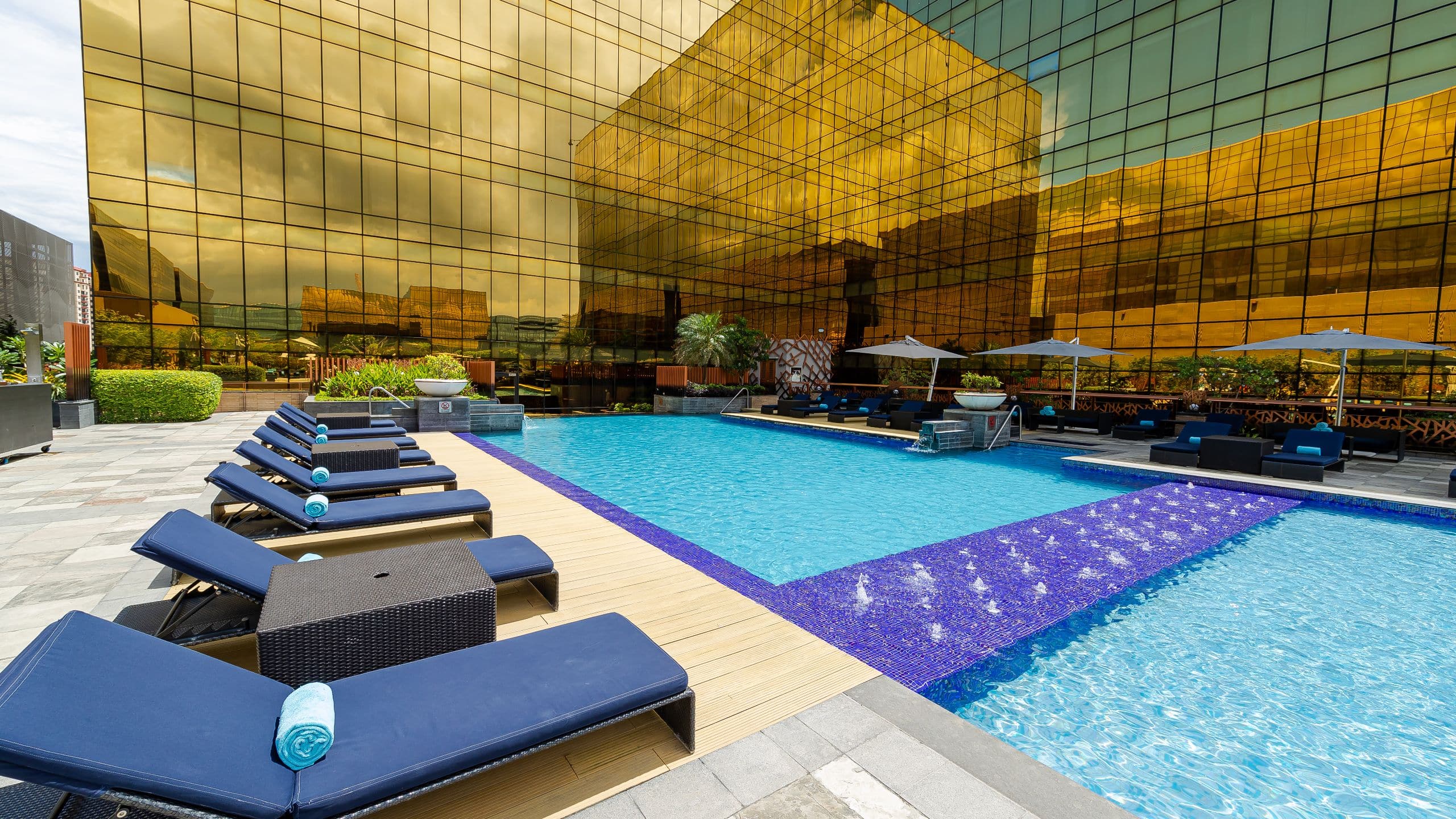 Hyatt Regency Manila, City of Dreams Outdoor Pool Lounge