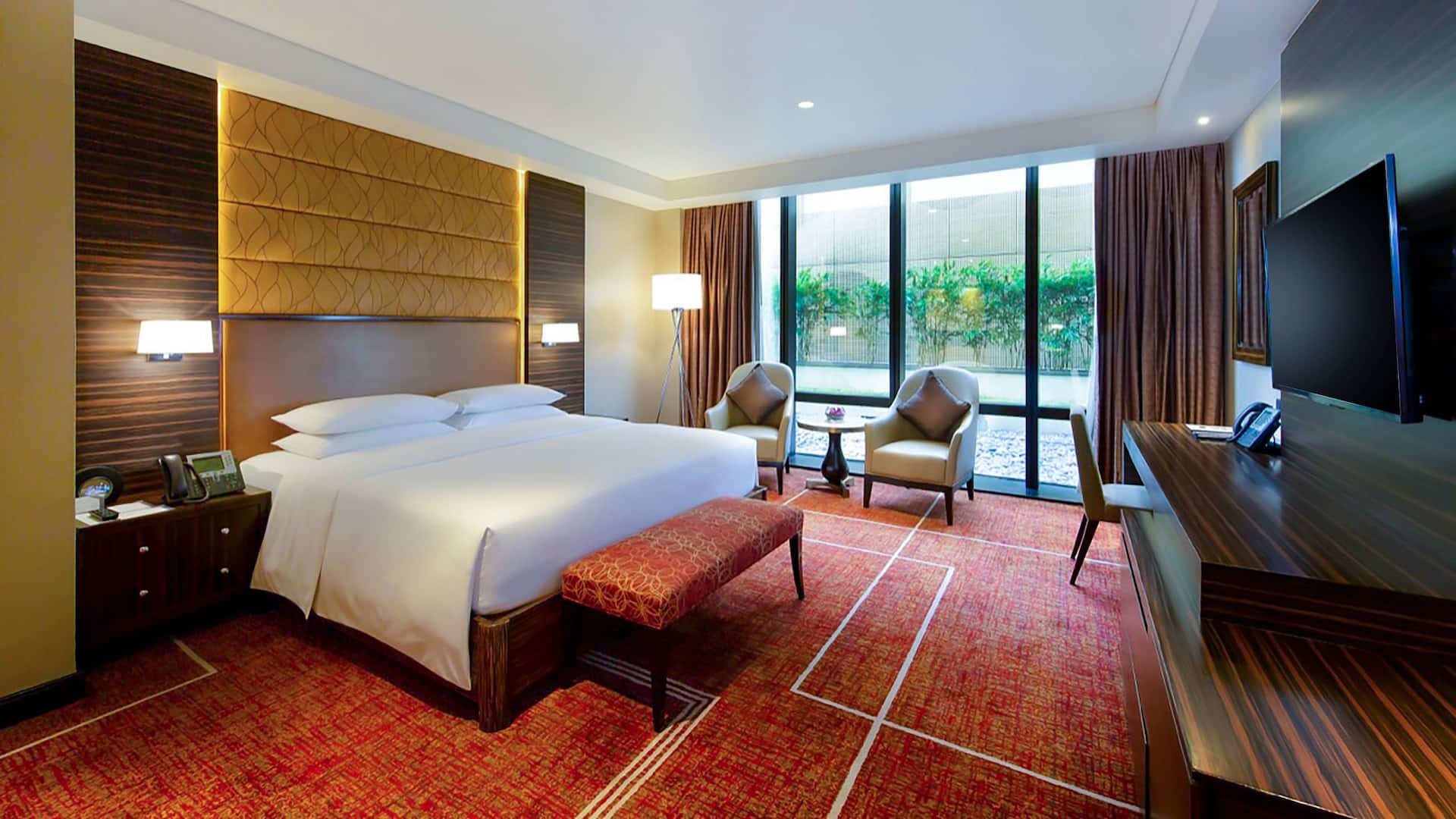 Hyatt Regency Manila, City of Dreams Suite Guestroom Bed Seating