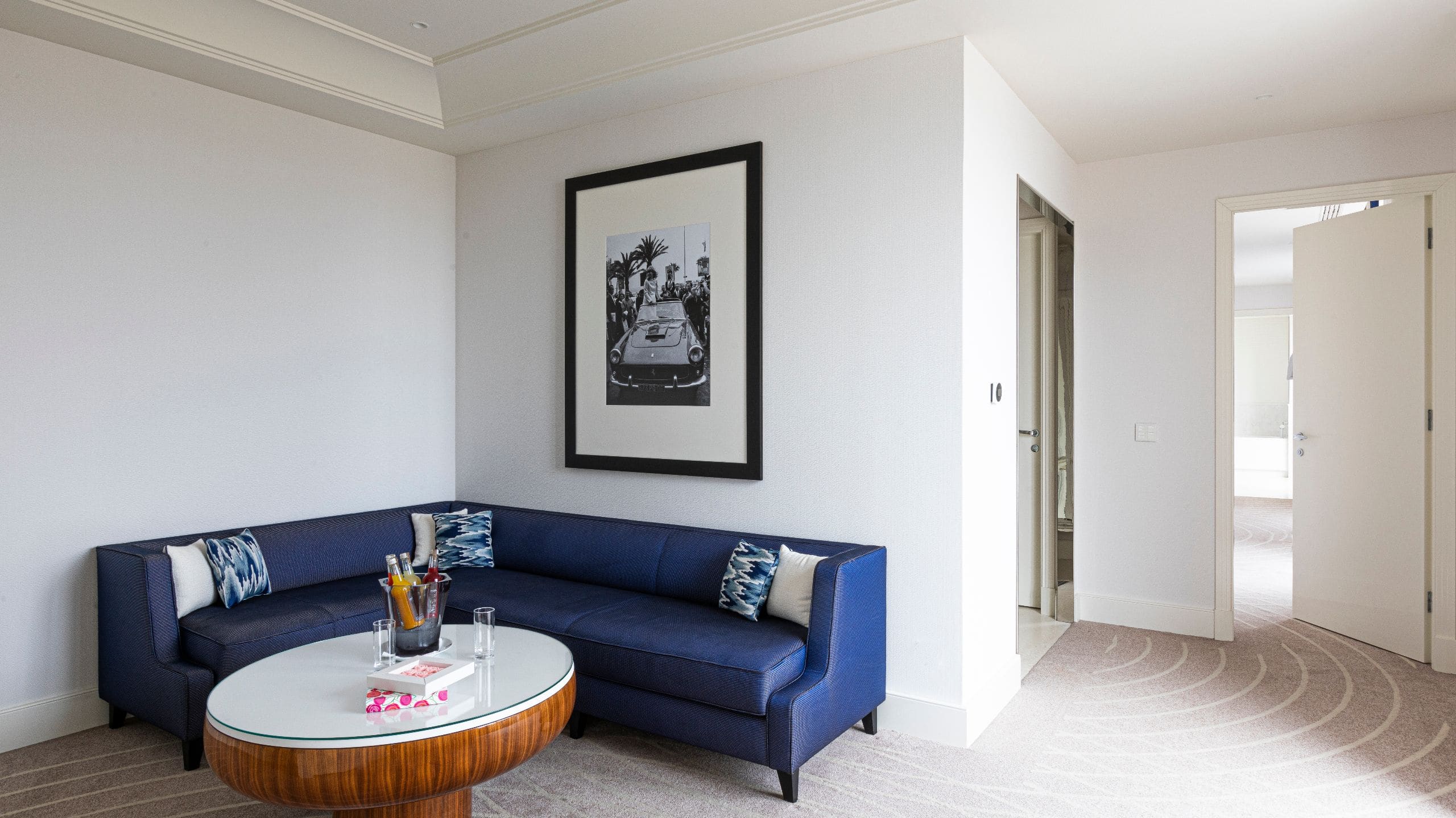 3 из 5 The Unbound Collection by Hyatt Suite Suzanne Salon