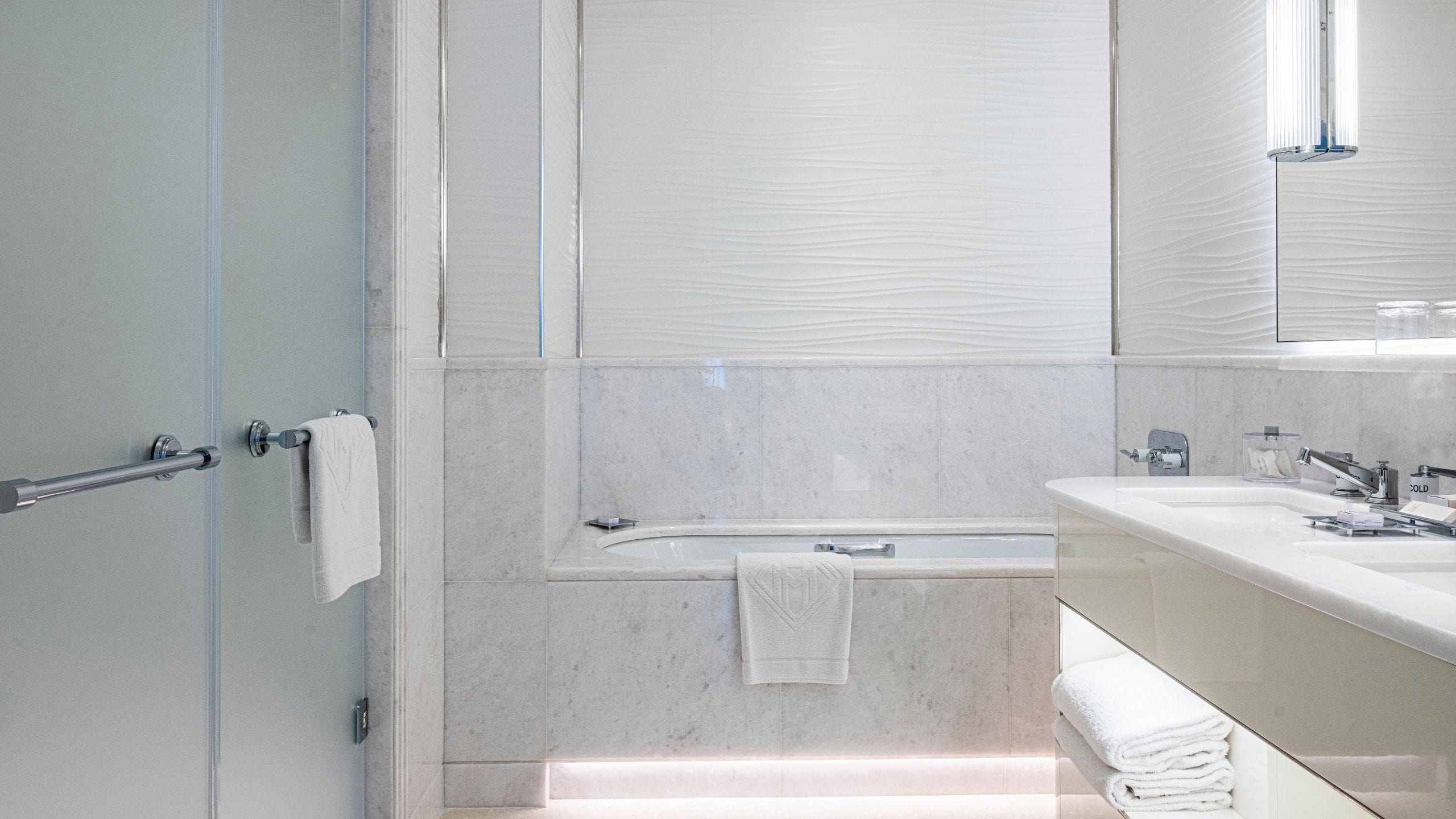 4 из 5 Hôtel Martinez Suite Executive Bathroom