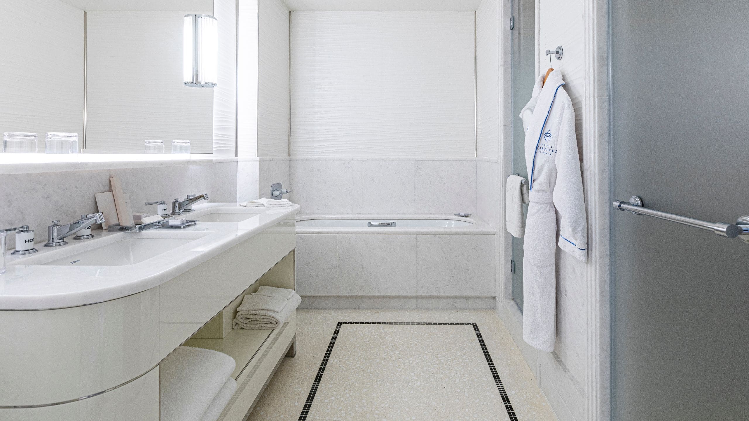 6 из 8 Hôtel Martinez Suite Emmanuel Bathroom