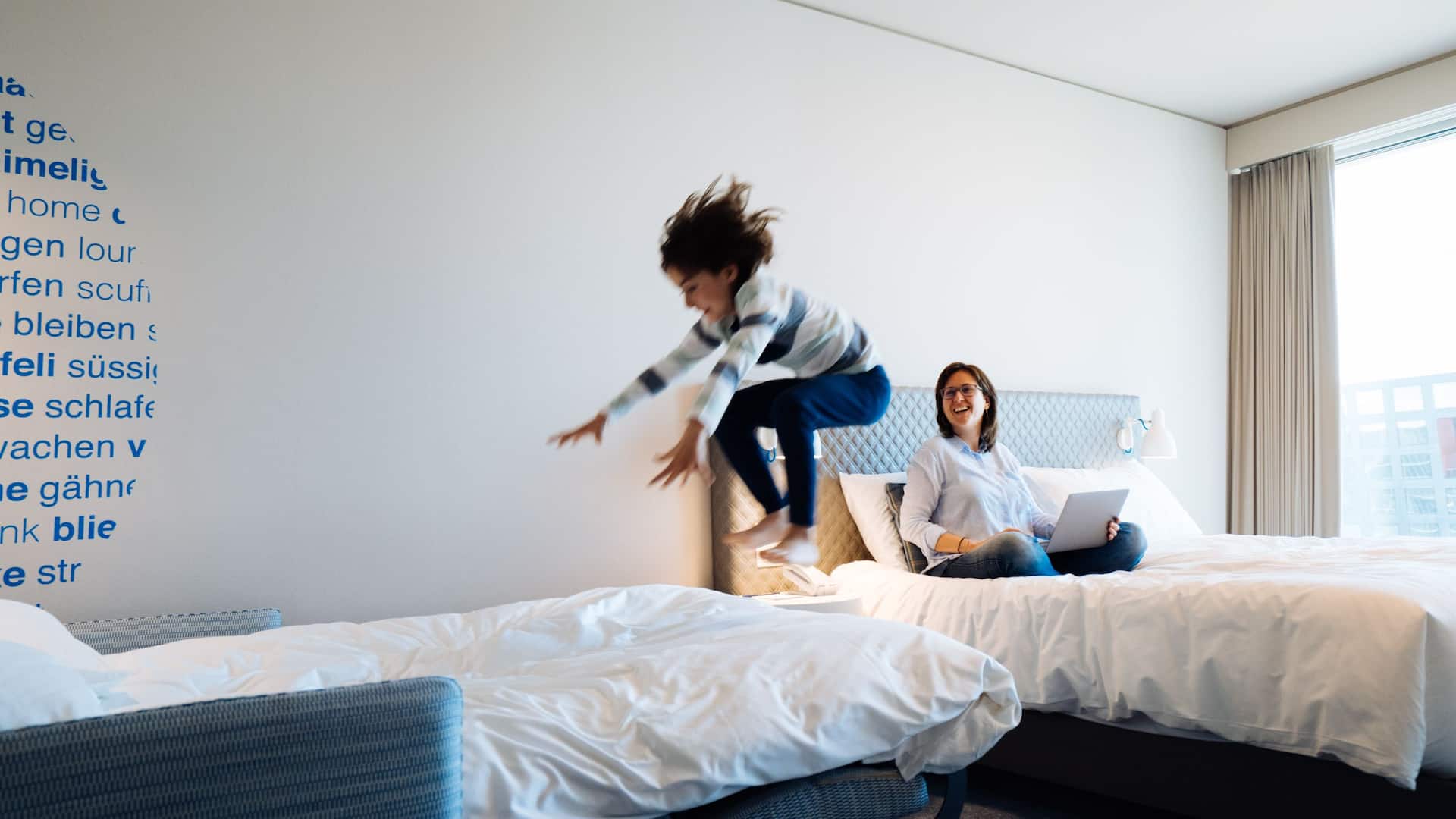 第 2，共 5 Hyatt Place Zurich Airport The Circle Child Jumping On Sofabed