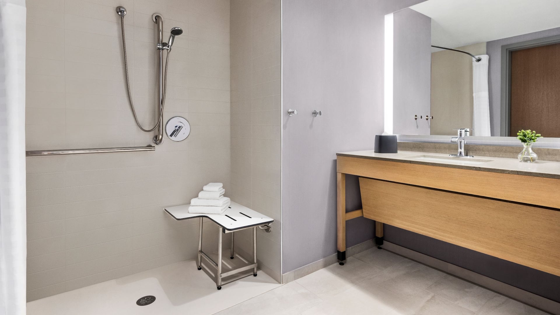 第 4，共 4 Hyatt Place Virginia Beach / Oceanfront  Guestroom Bathroom Ada Shower