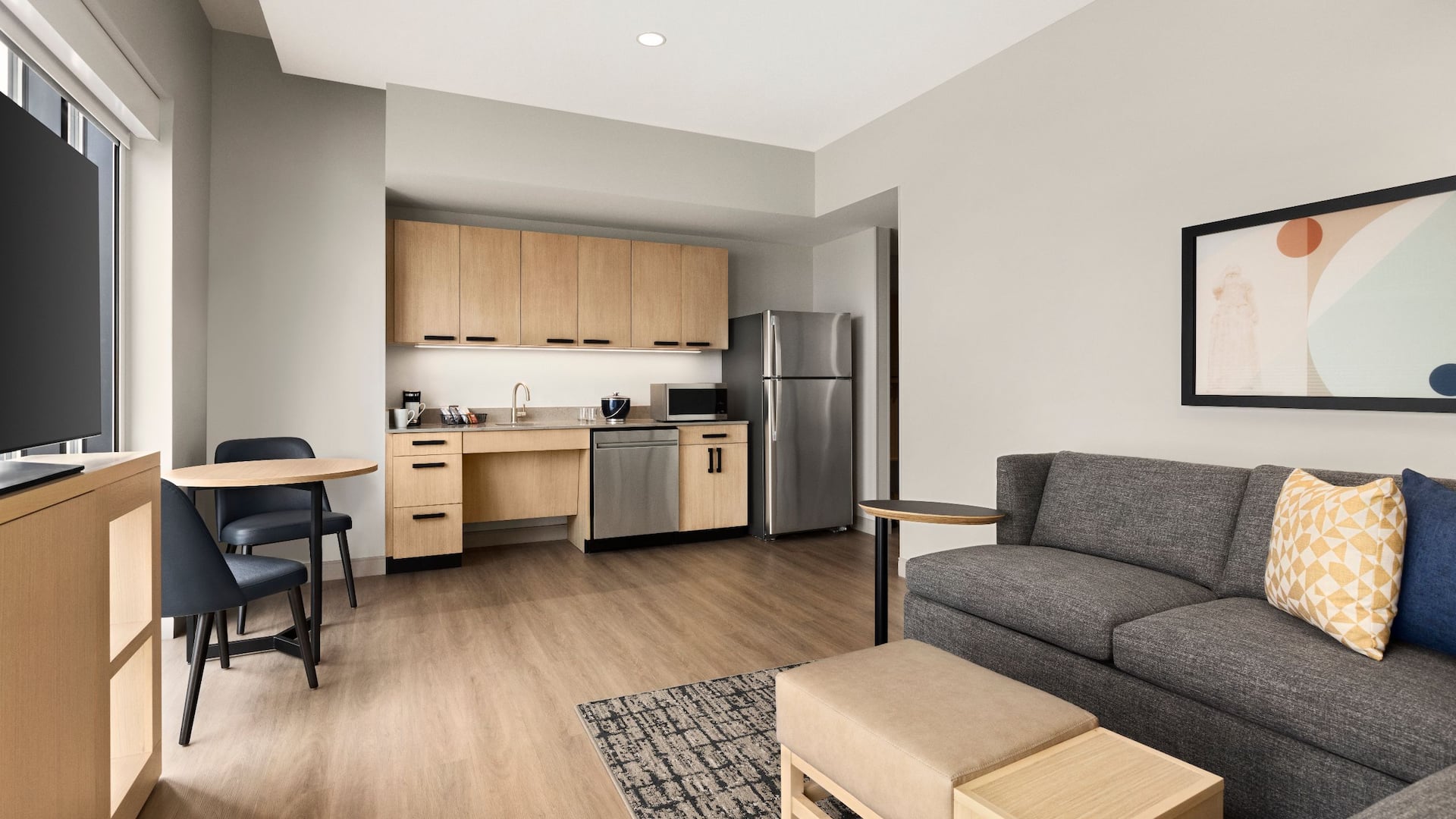 第 4，共 5 Hyatt Place Virginia Beach / Oceanfront  Ada King Suite Living Area Kitchen