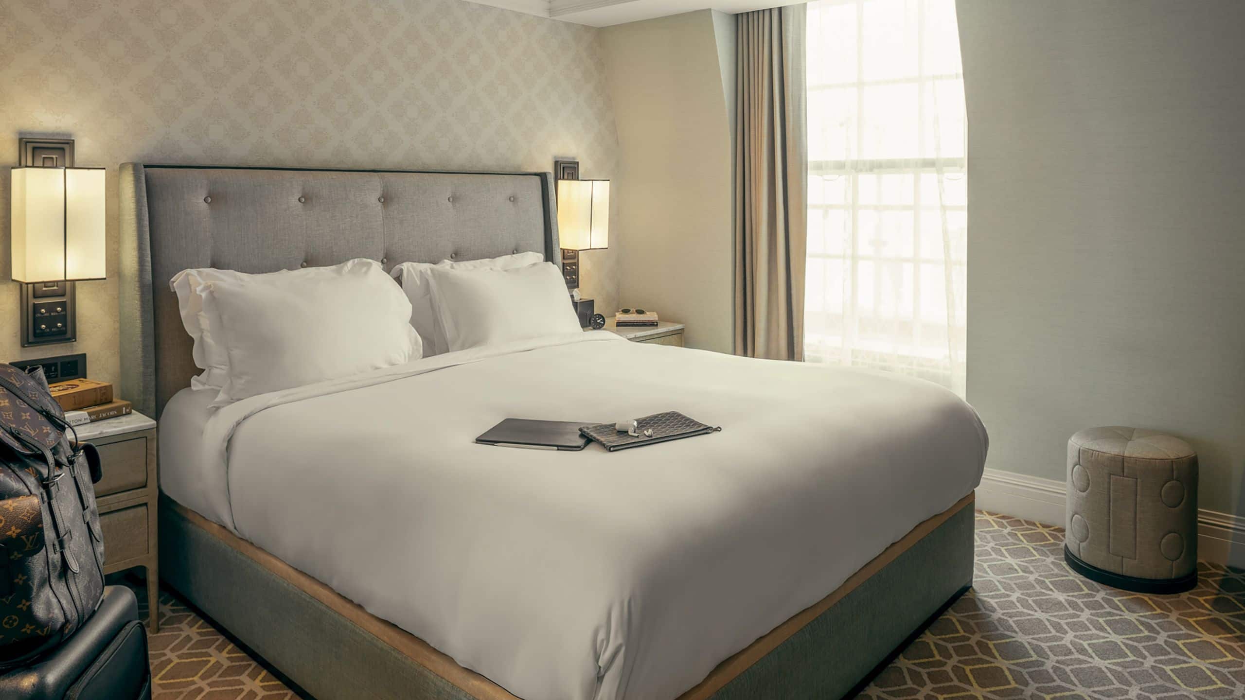 第 7，共 7 Great Scotland Yard Hotel Bedroom Business Traveler Setup