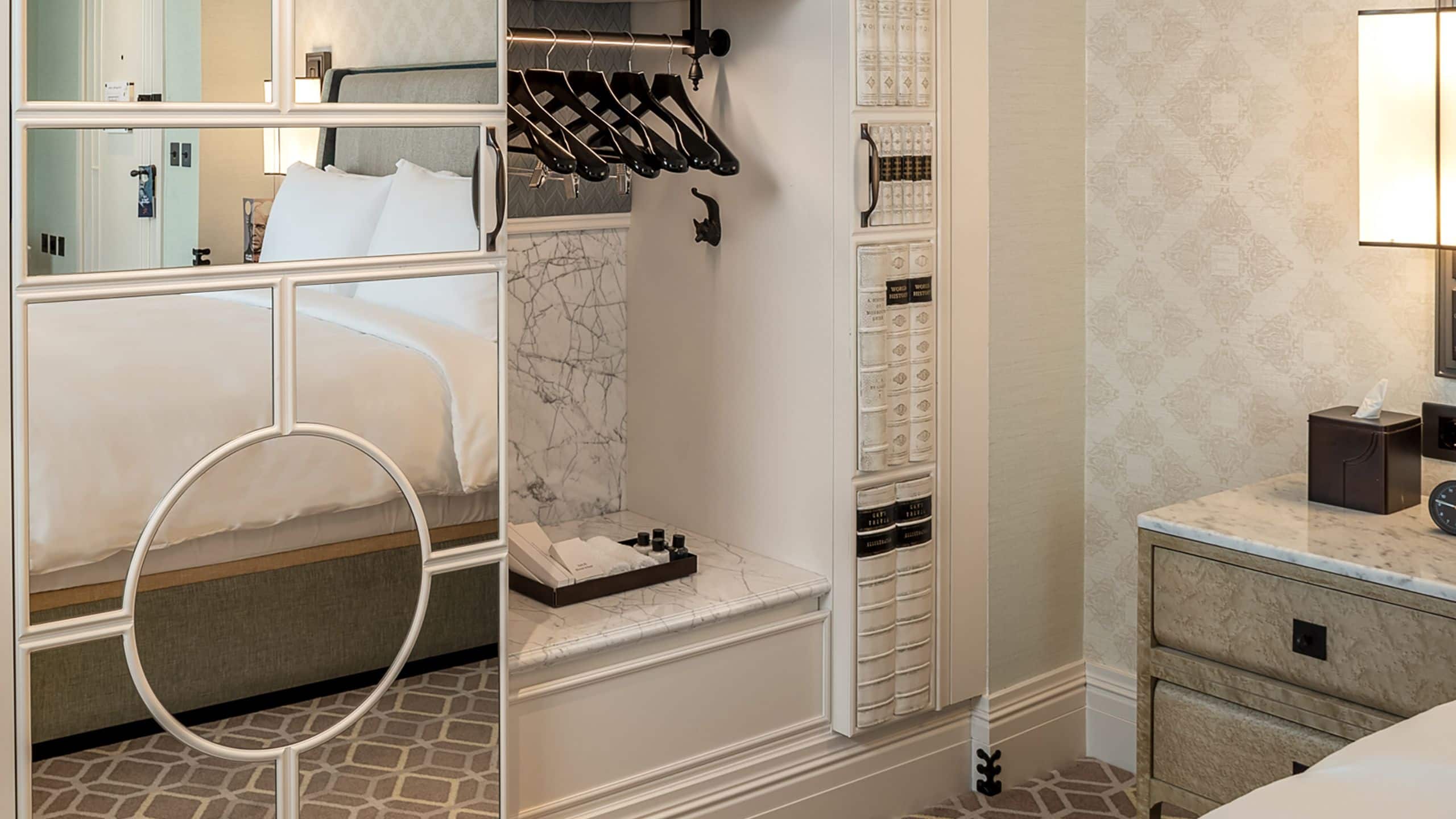 第 2，共 5 Great Scotland Yard Hotel King Premium Accessible Room Wardrobe