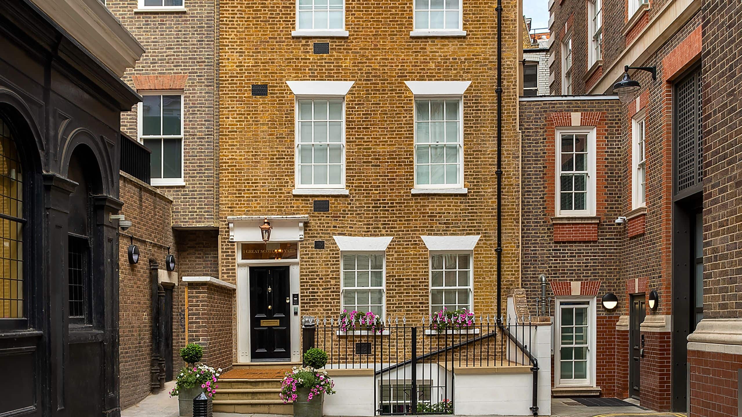 Great Scotland Yard Hotel No1 The Townhouse Townhouse Entrance